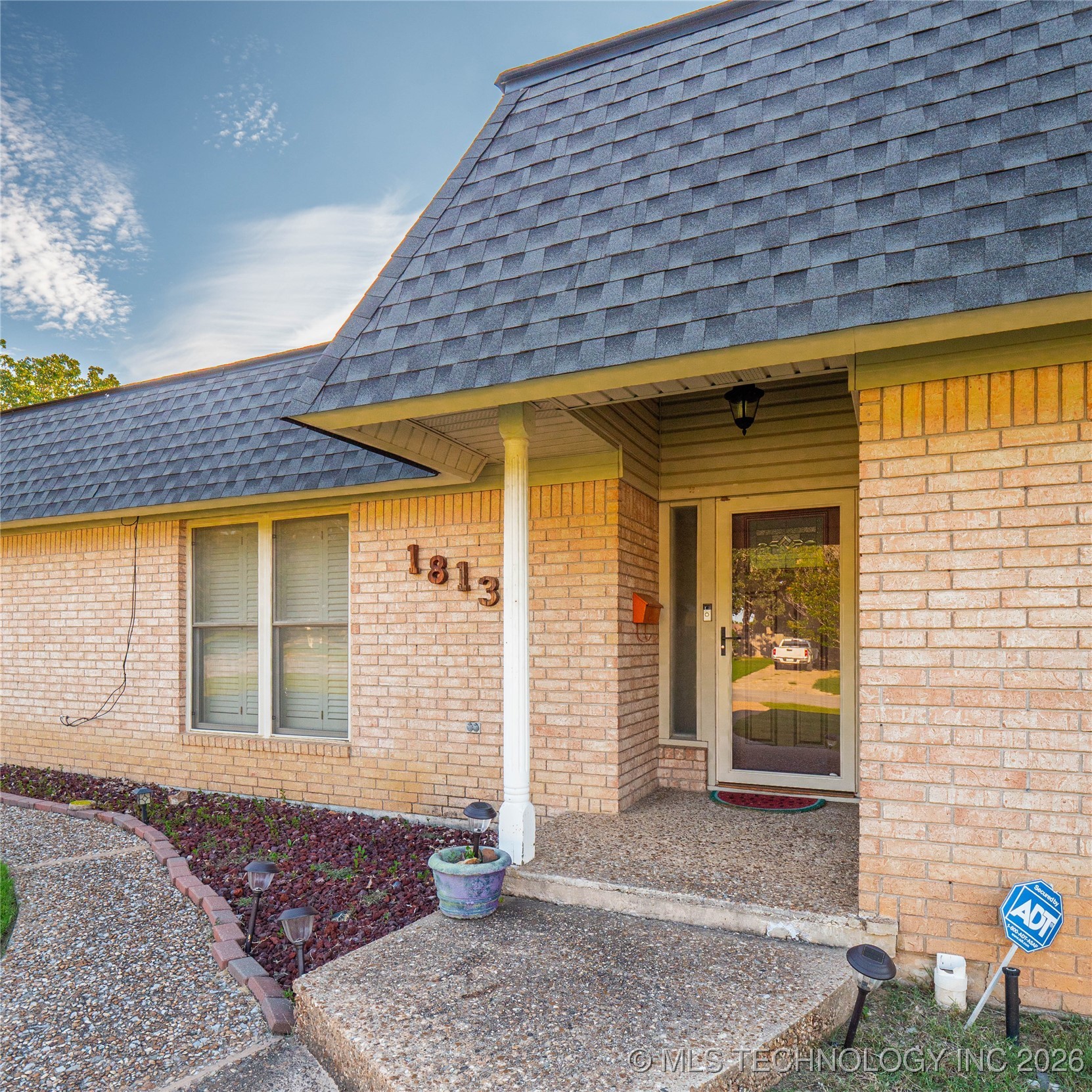 1813 Mockingbird Property Photo 3