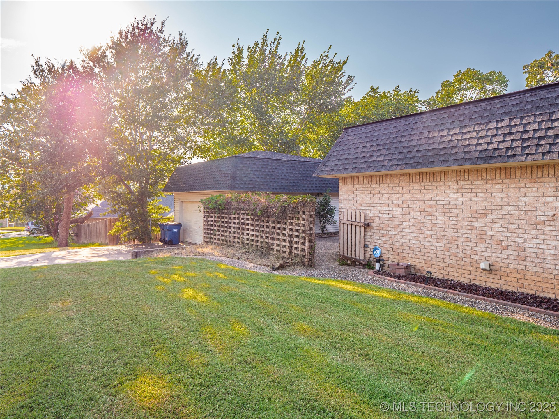 1813 Mockingbird Property Photo 6