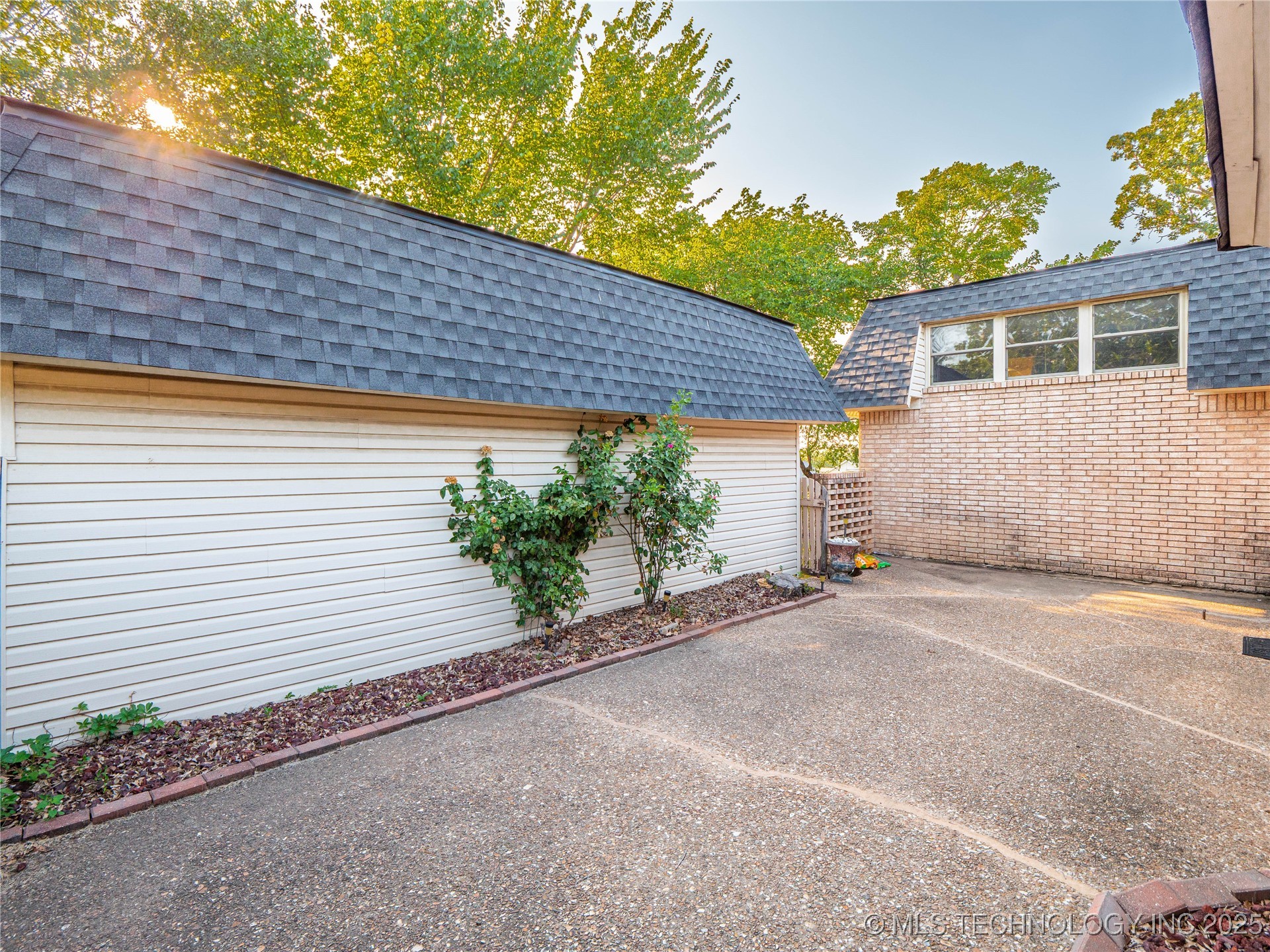 1813 Mockingbird Property Photo 8