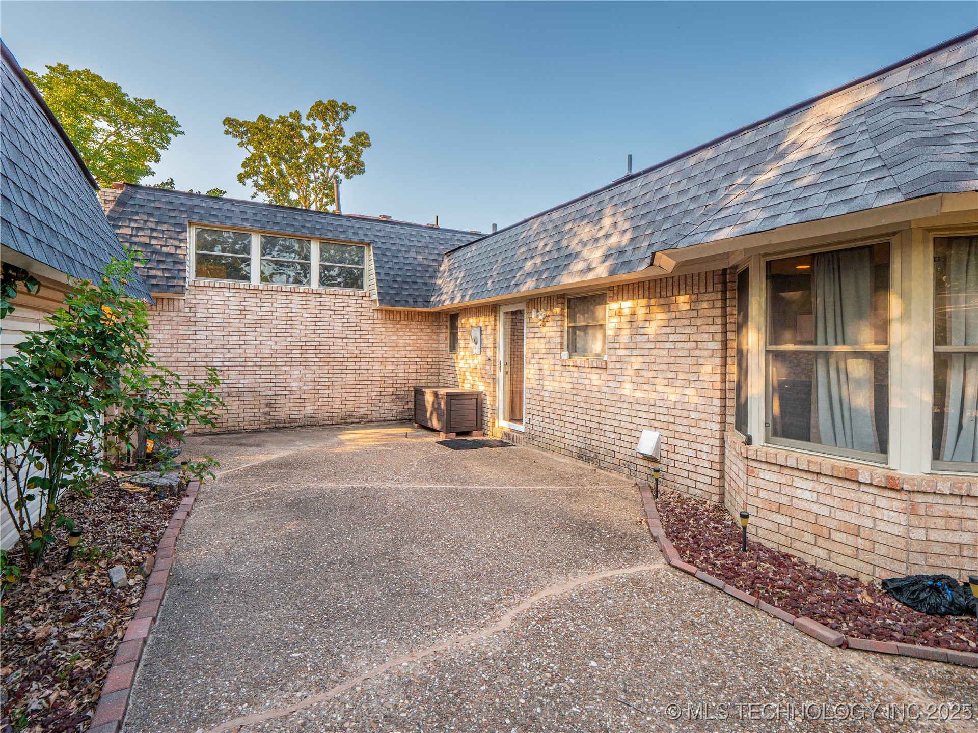 1813 Mockingbird Property Photo 9