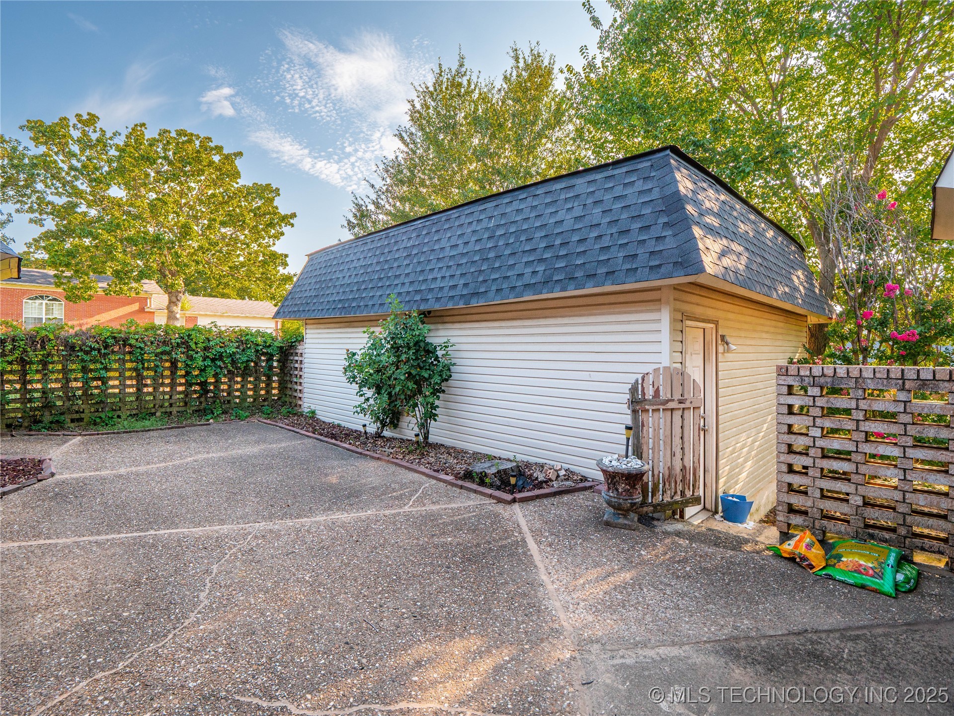 1813 Mockingbird Property Photo 10