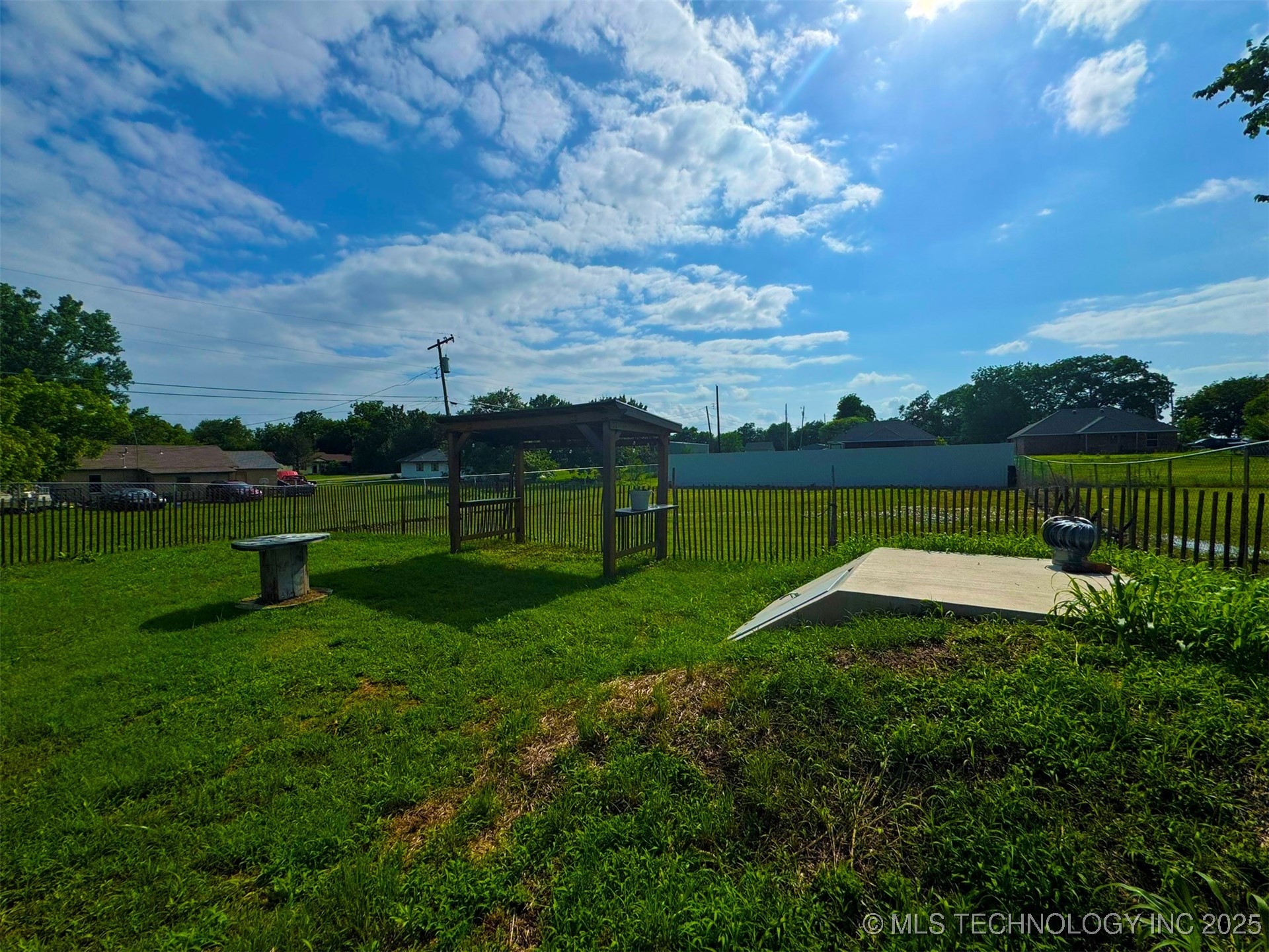 1306 W 17th Property Photo 15