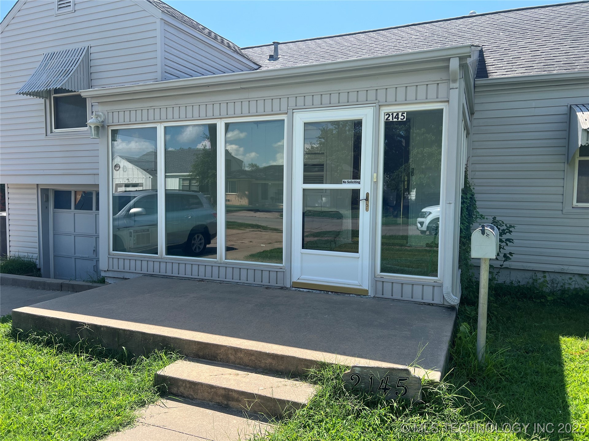 2145 S Dewey Avenue Property Photo 2