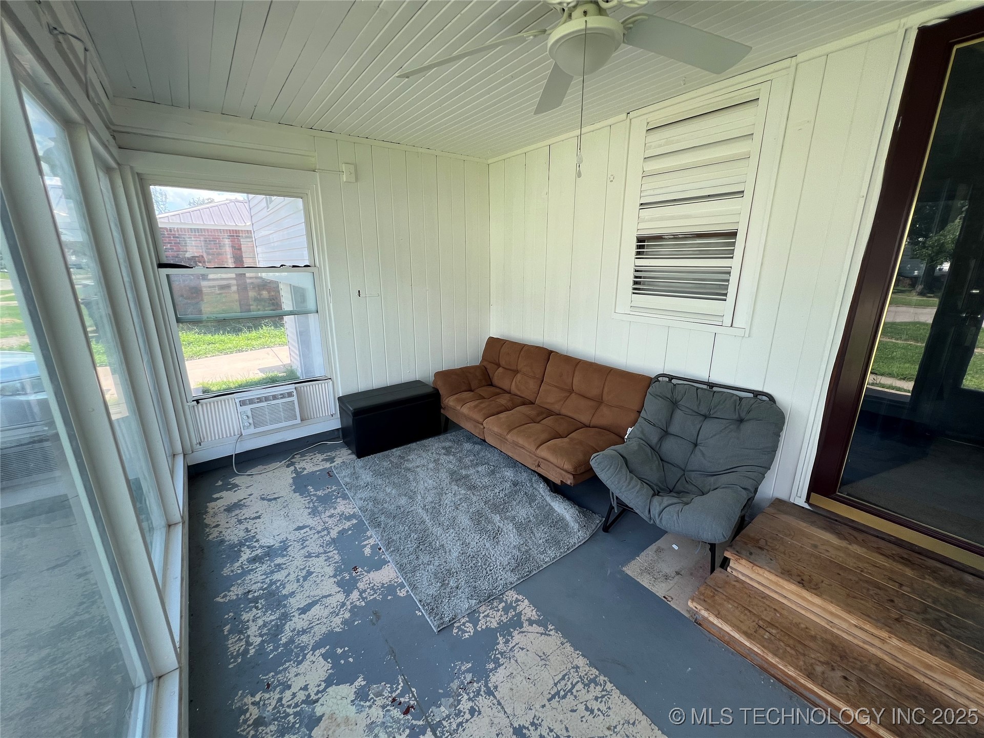 2145 S Dewey Avenue Property Photo 4