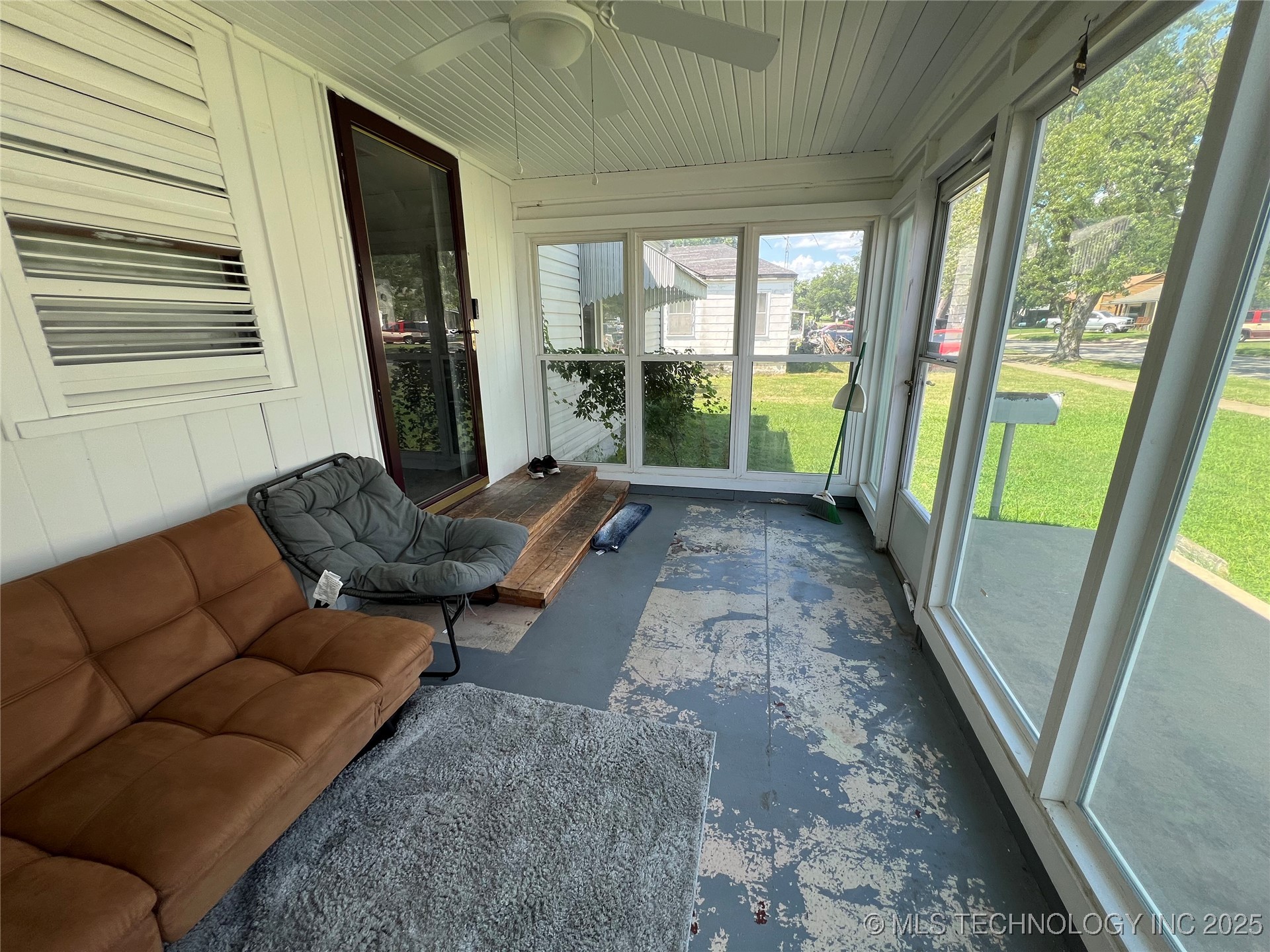 2145 S Dewey Avenue Property Photo 5