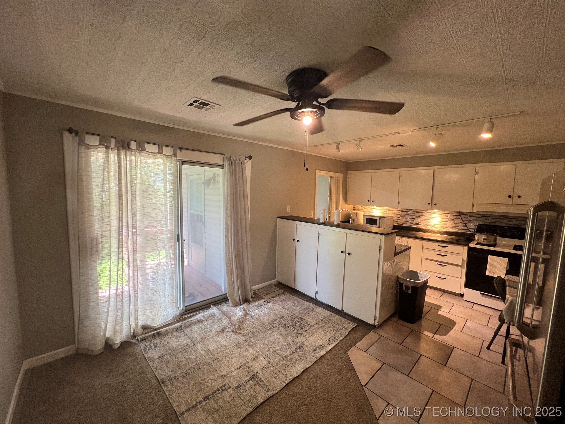 2145 S Dewey Avenue Property Photo 8