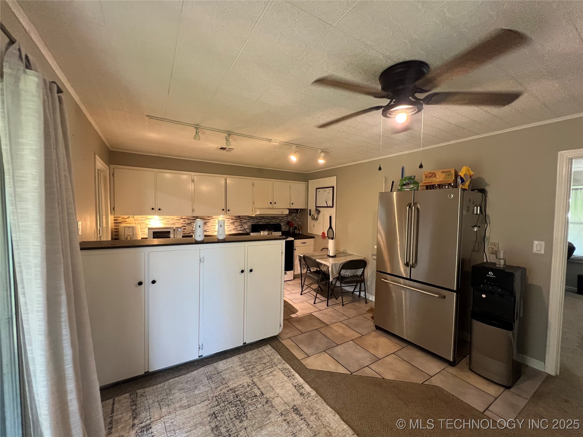 2145 S Dewey Avenue Property Photo 9