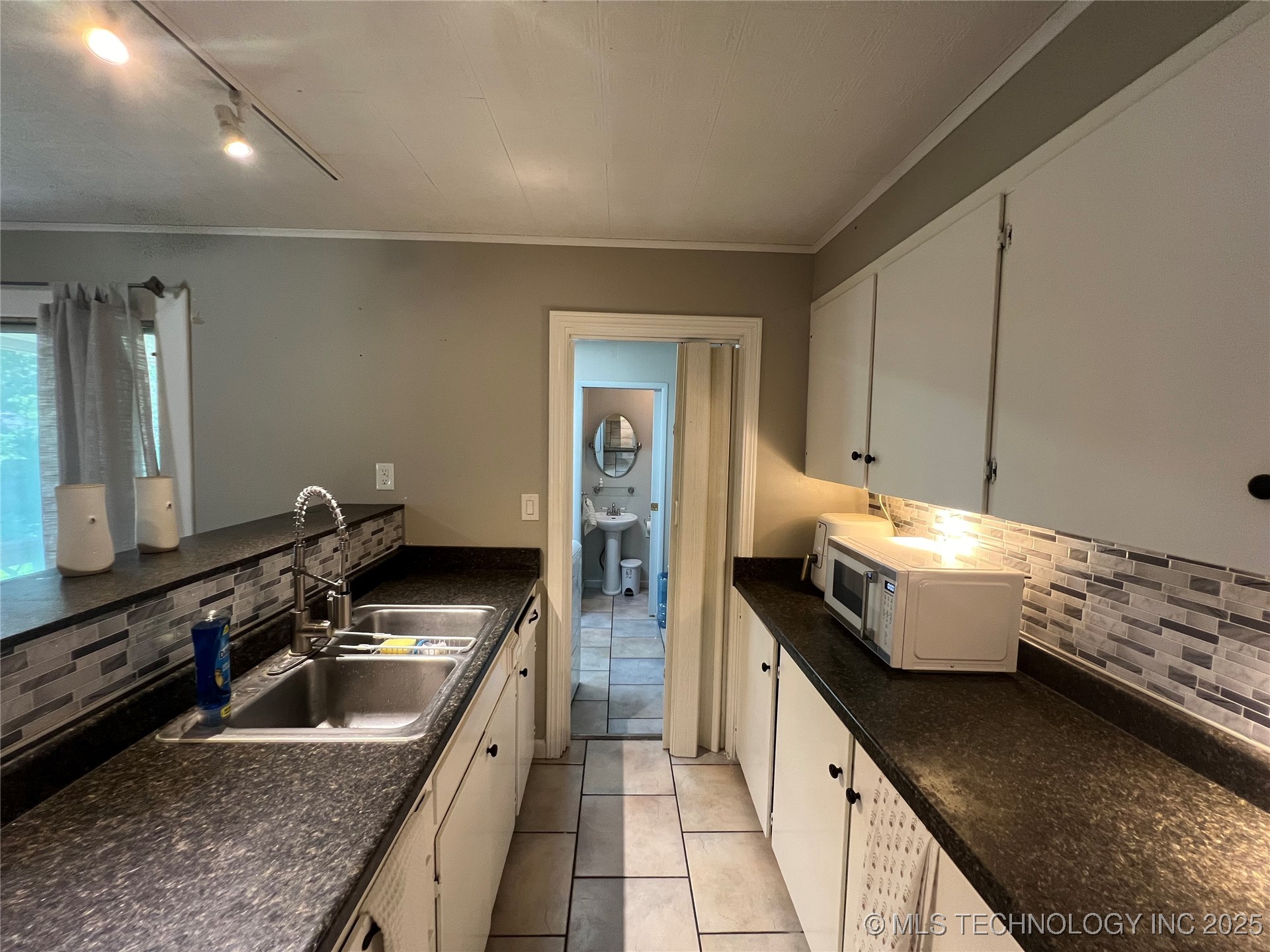 2145 S Dewey Avenue Property Photo 10