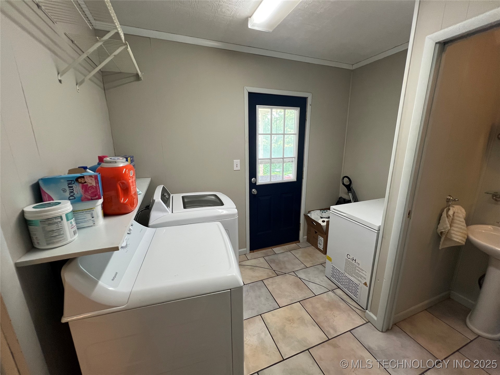 2145 S Dewey Avenue Property Photo 11