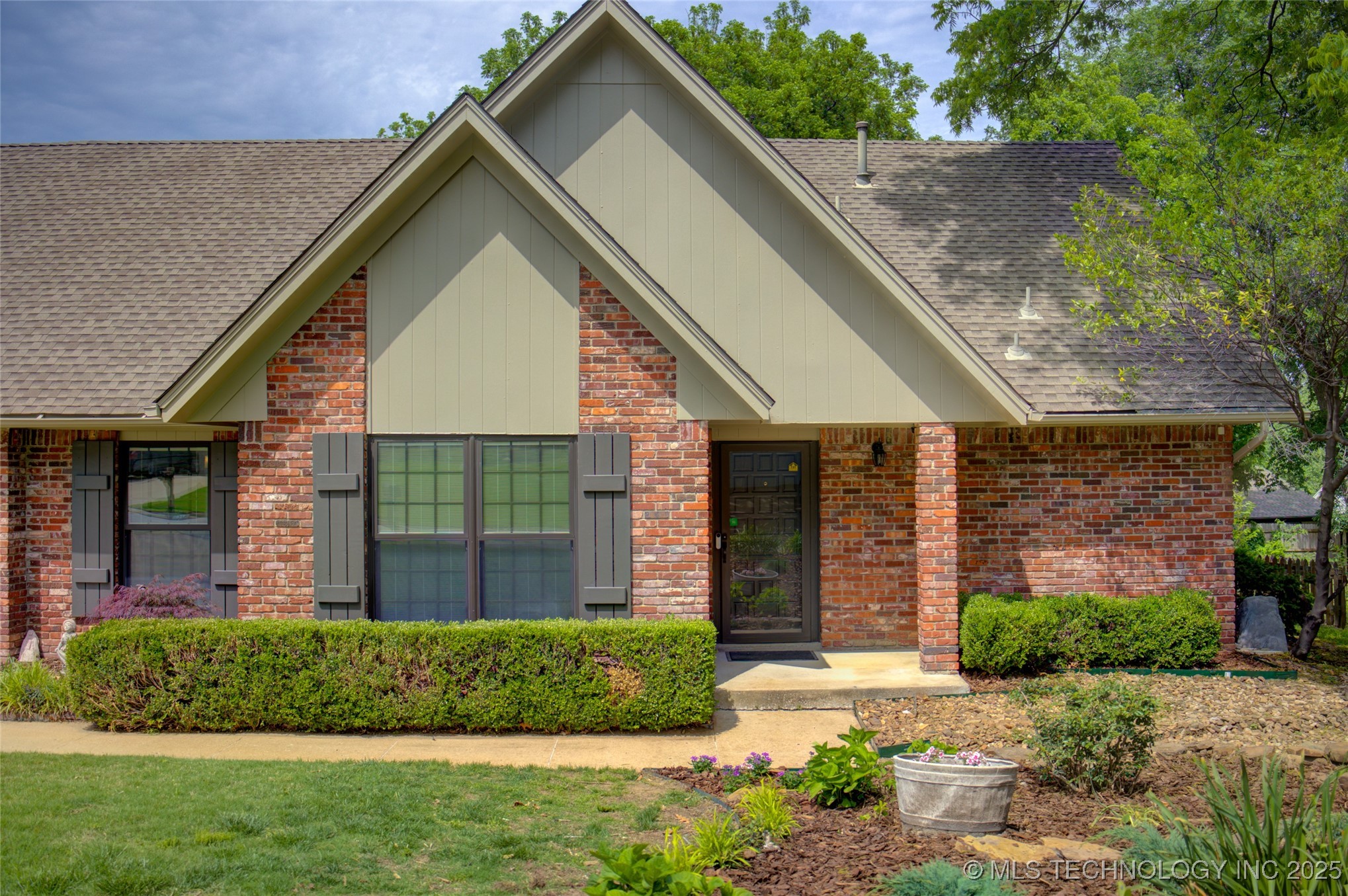 8242 S Sandusky Avenue Property Photo 2