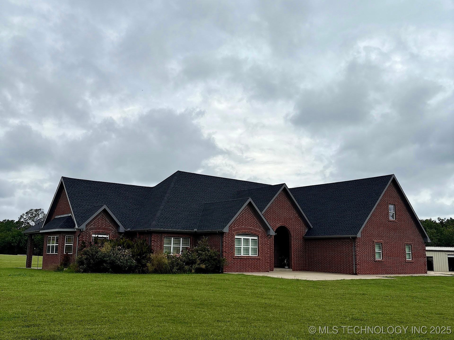 3422 E Ridgewood Drive Property Photo 1