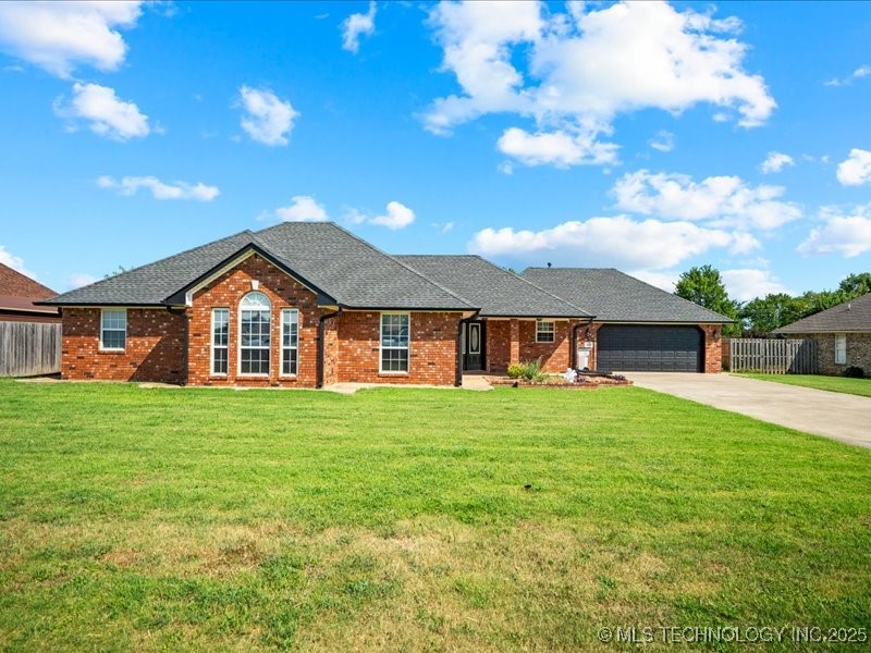 1045 W Mcintosh Avenue Property Photo 3