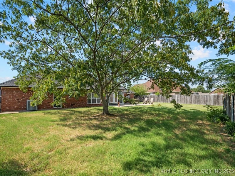 1045 W Mcintosh Avenue Property Photo 7