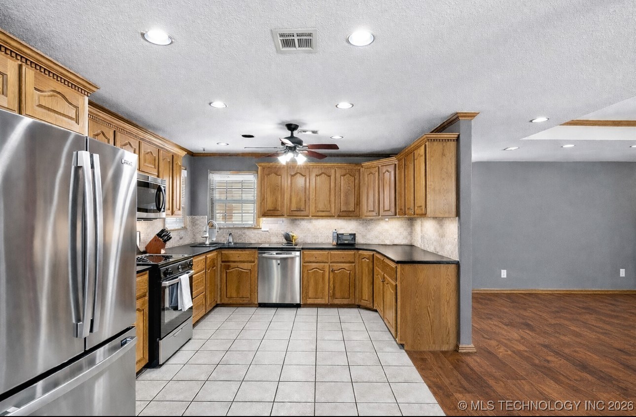 1045 W Mcintosh Avenue Property Photo 10