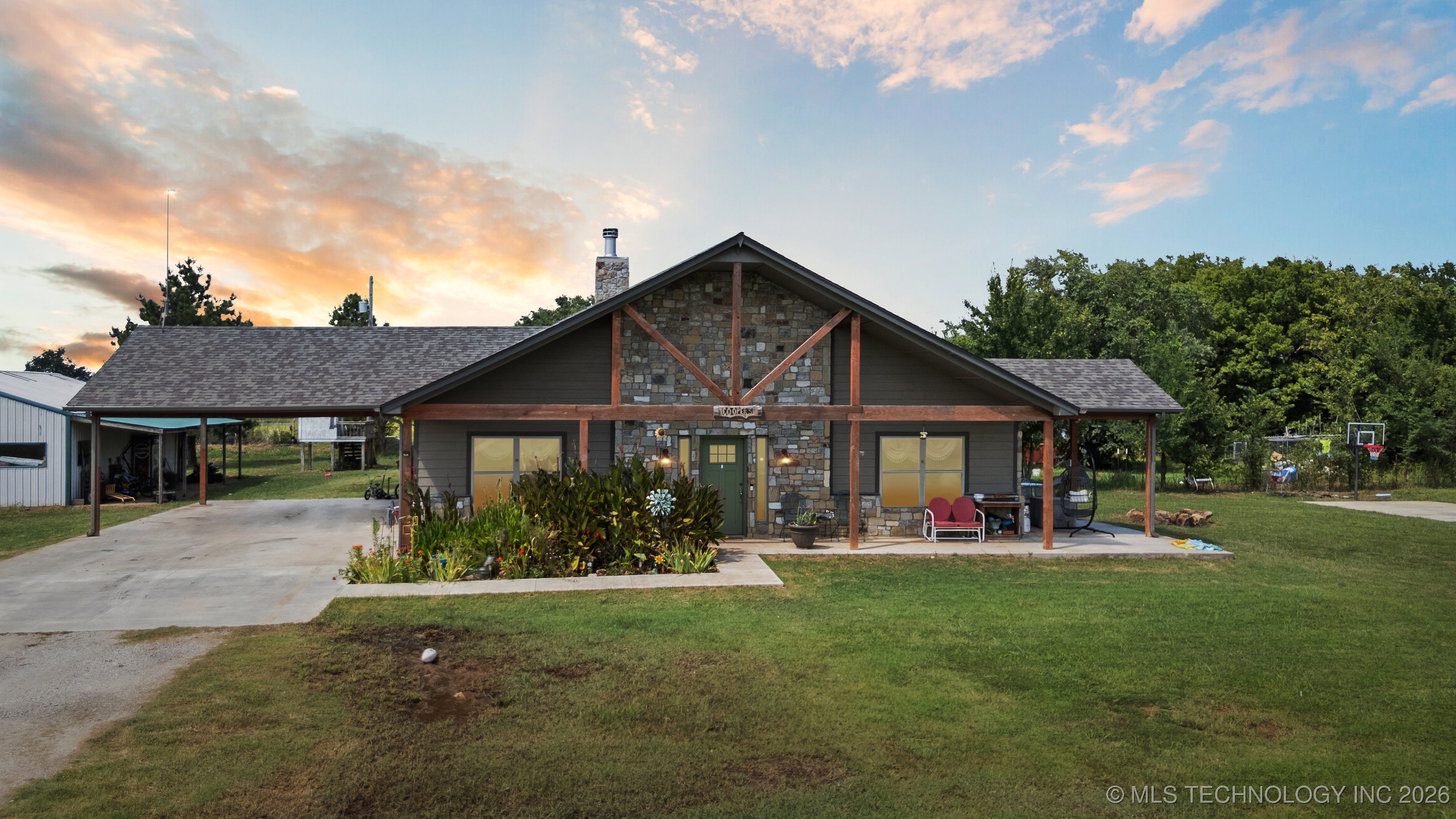 360835 W 1st Street S Property Photo 1