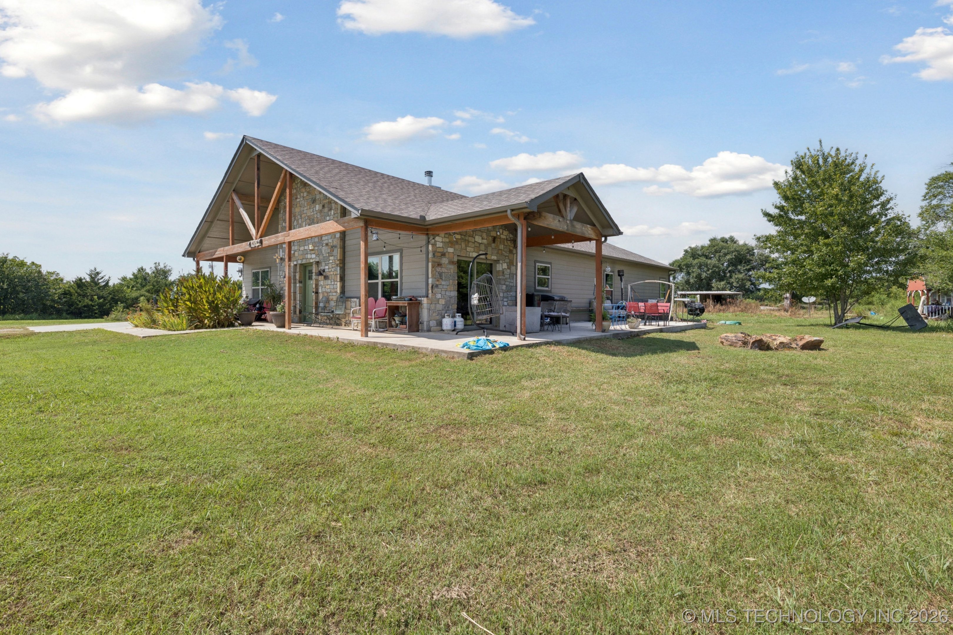 360835 W 1st Street S Property Photo 3