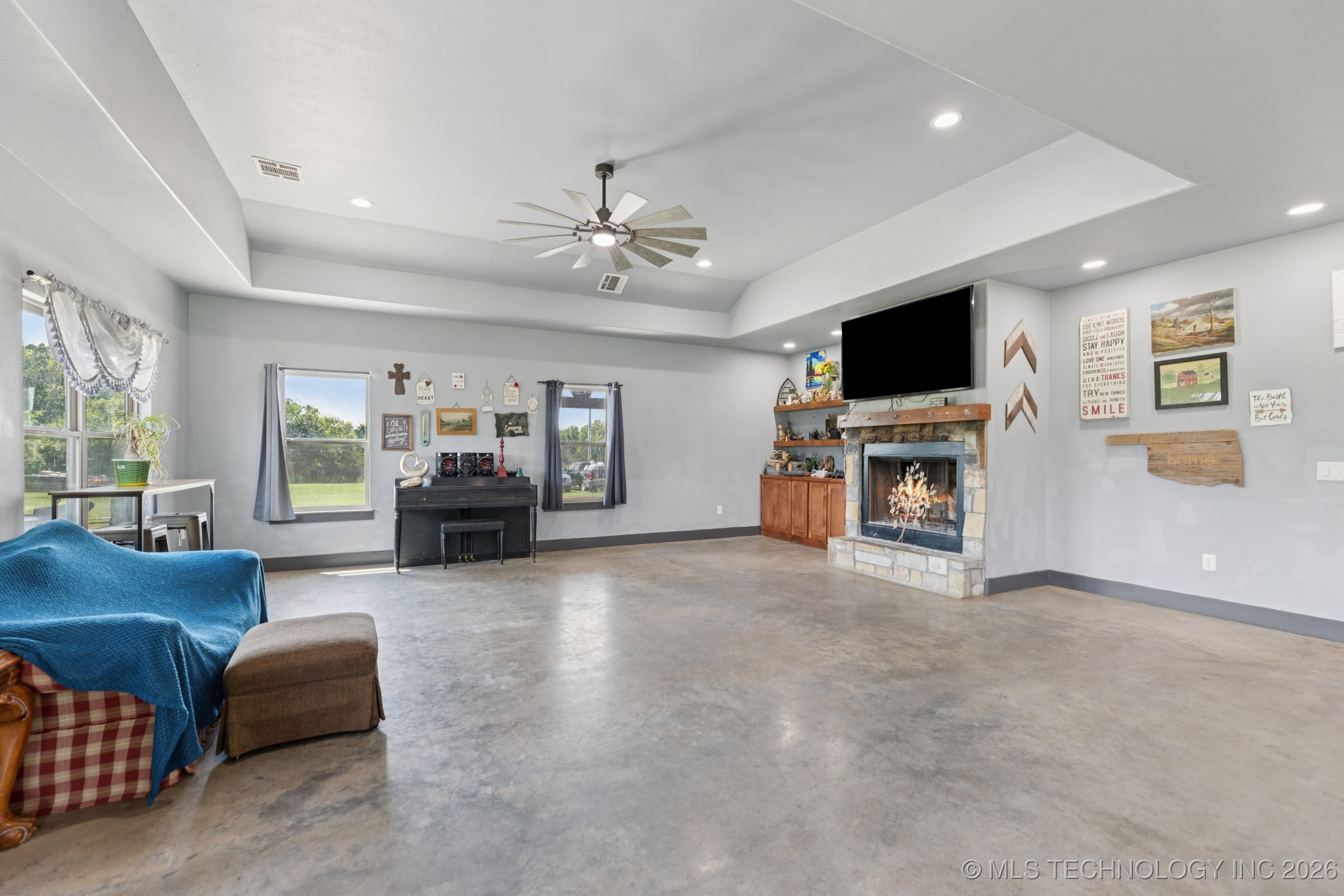 360835 W 1st Street S Property Photo 6