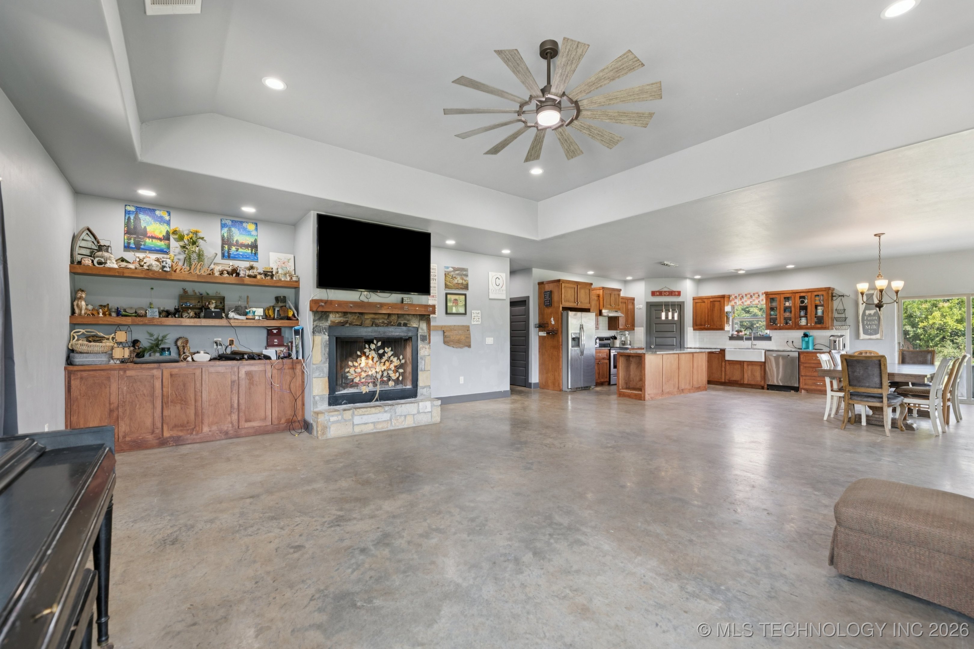 360835 W 1st Street S Property Photo 8