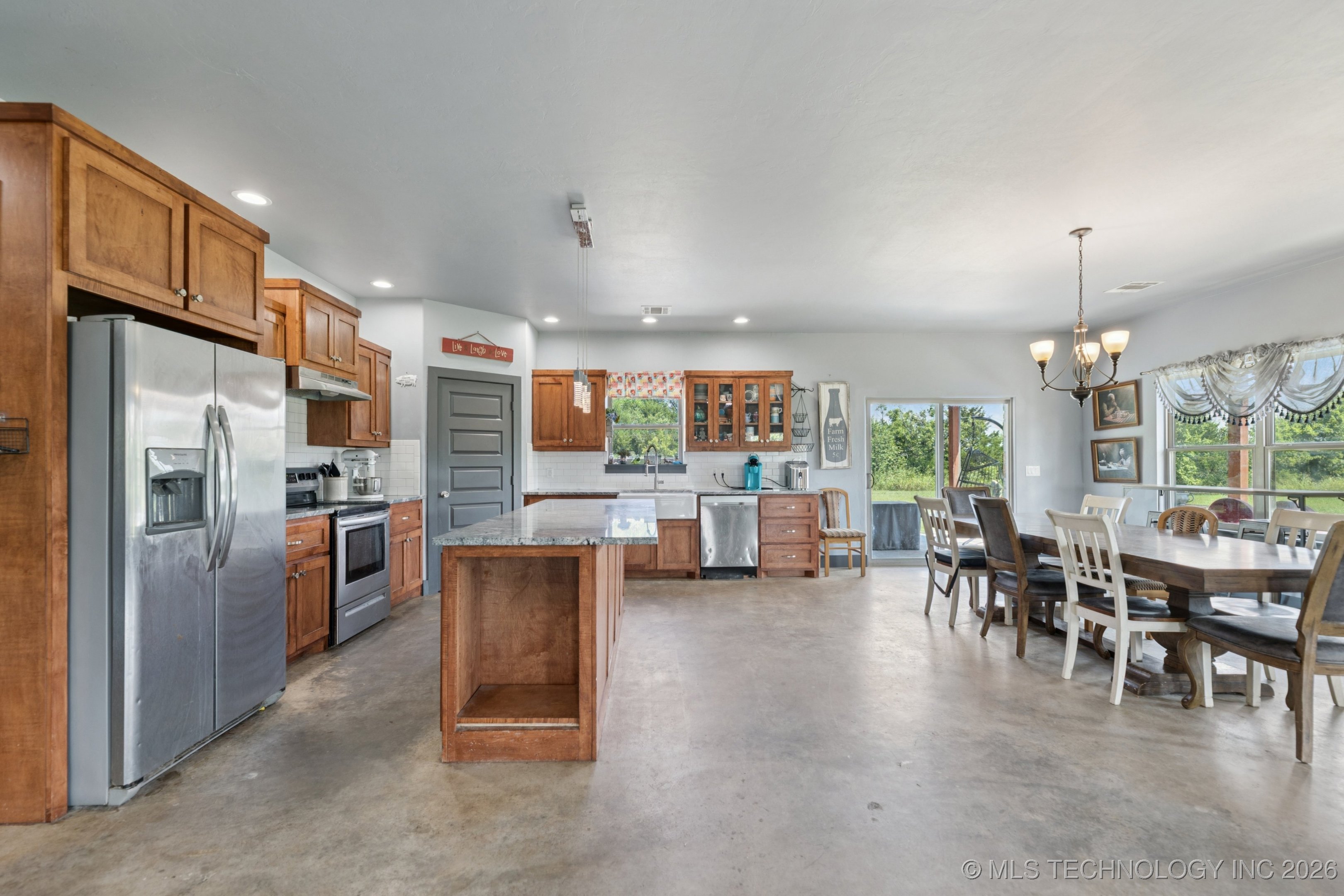 360835 W 1st Street S Property Photo 9