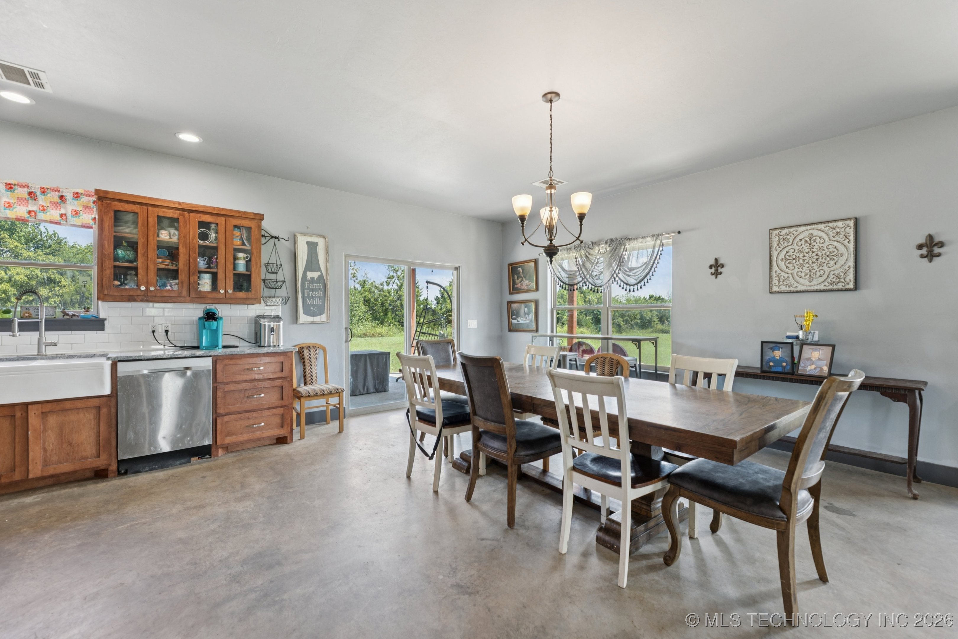 360835 W 1st Street S Property Photo 10