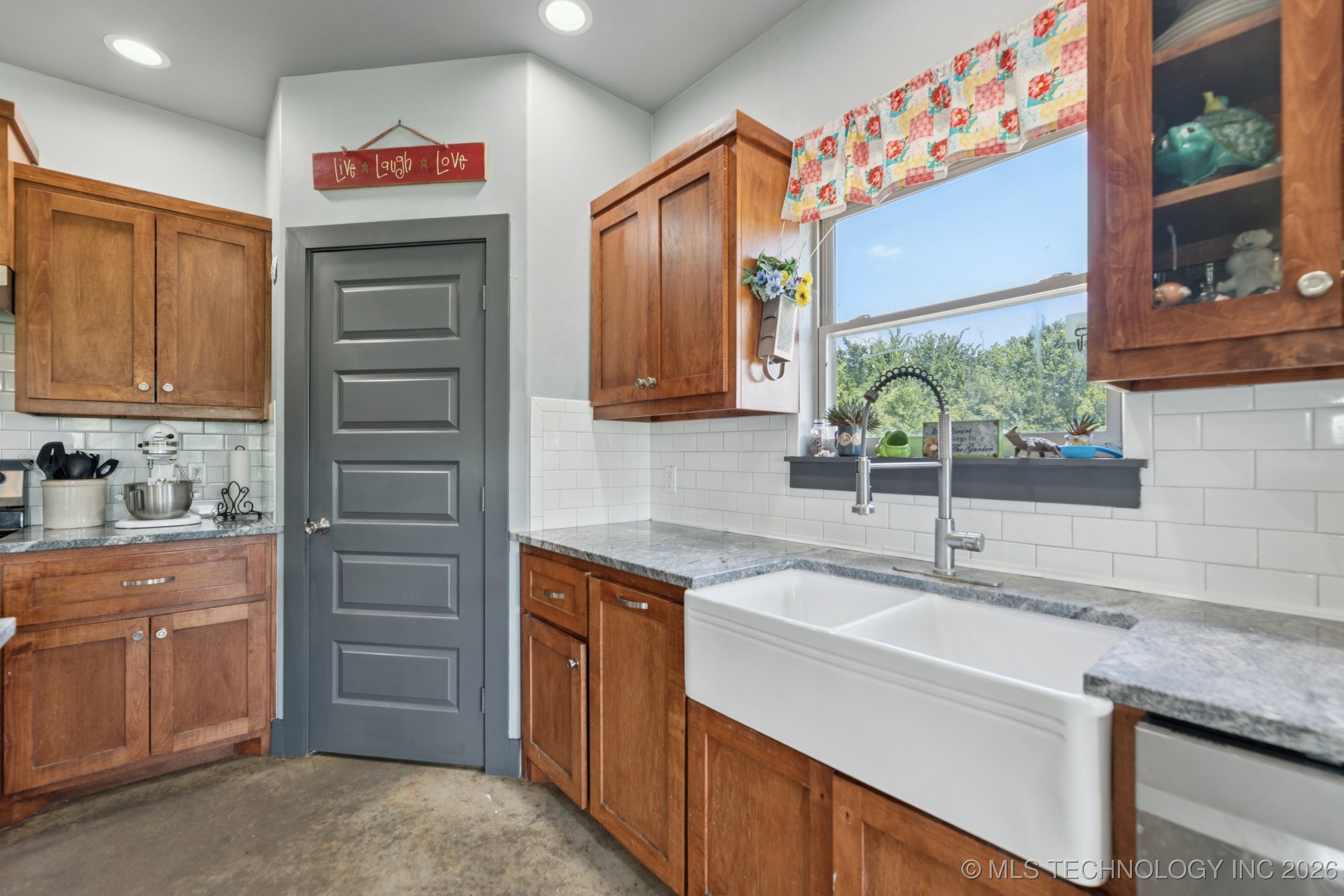 360835 W 1st Street S Property Photo 13