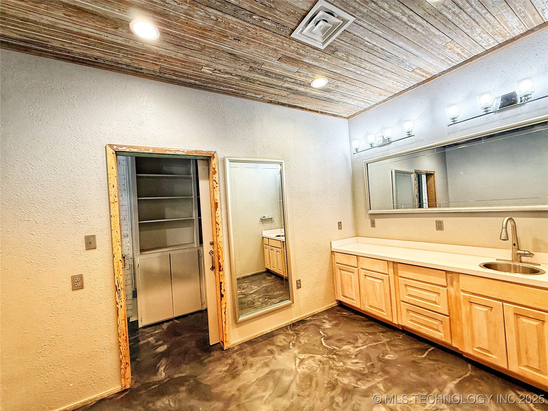 114 N Main Street Property Photo 7