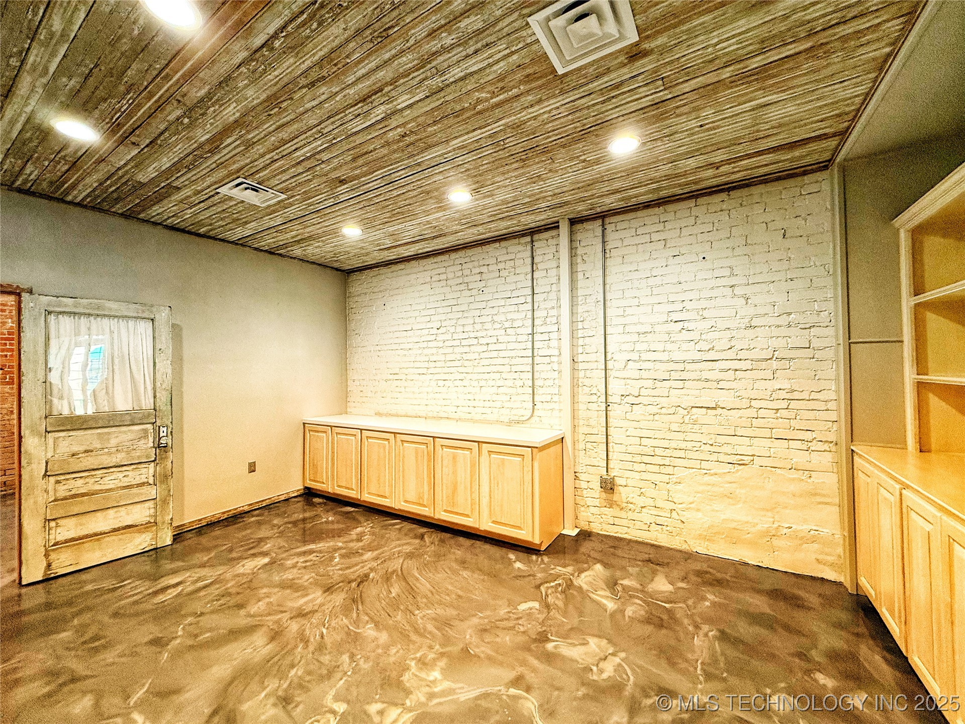 114 N Main Street Property Photo 8