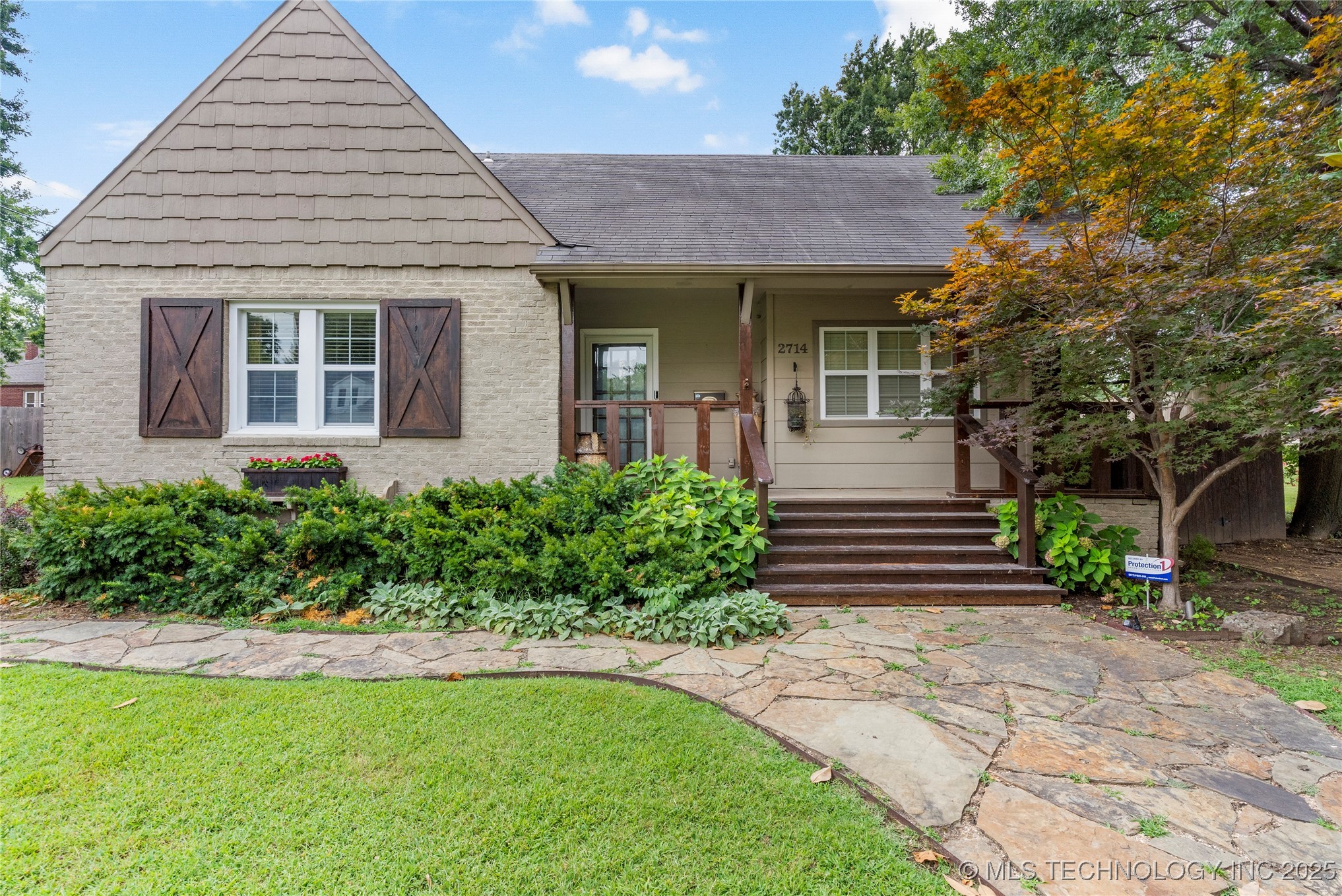 2714 E 16th Place Property Photo 2