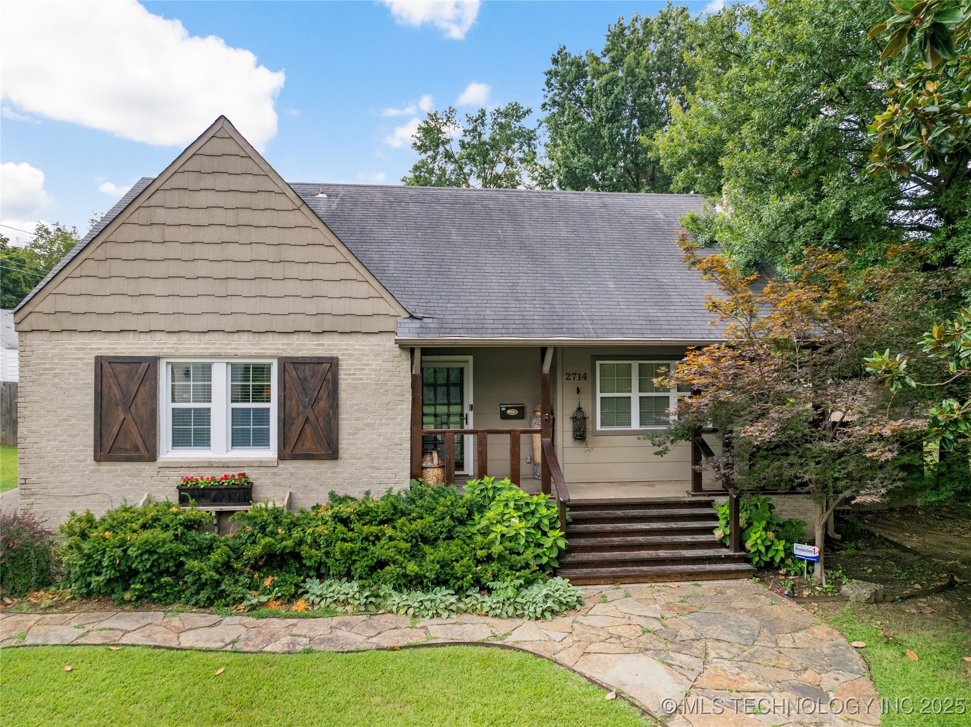 2714 E 16th Place Property Photo 3