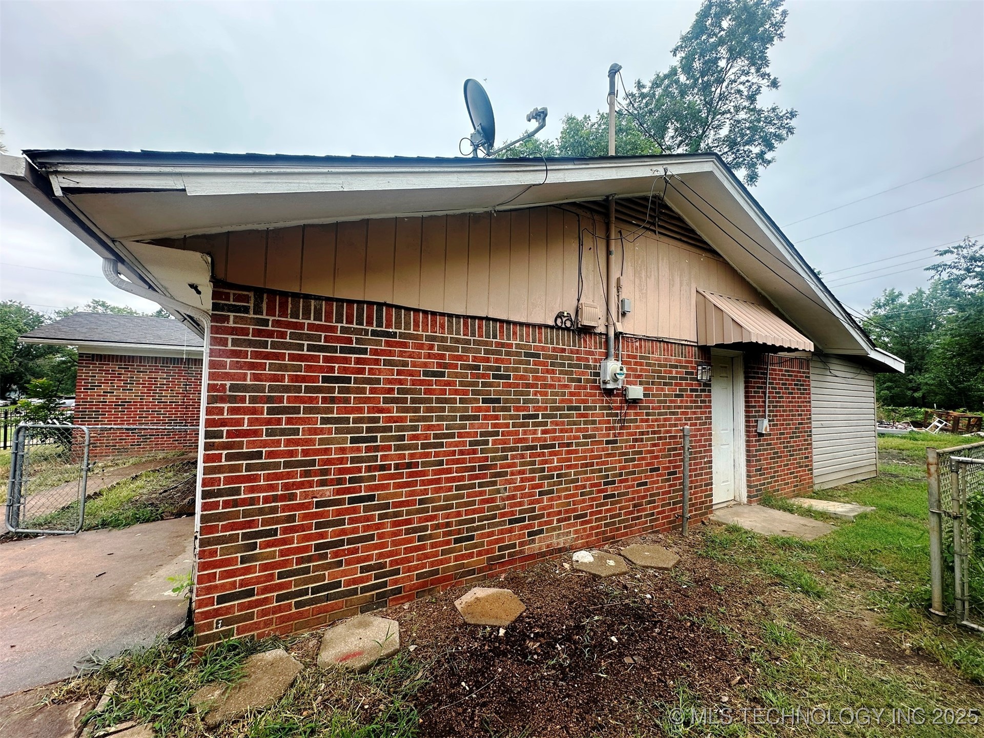 20526 E 4th Street Property Photo 4