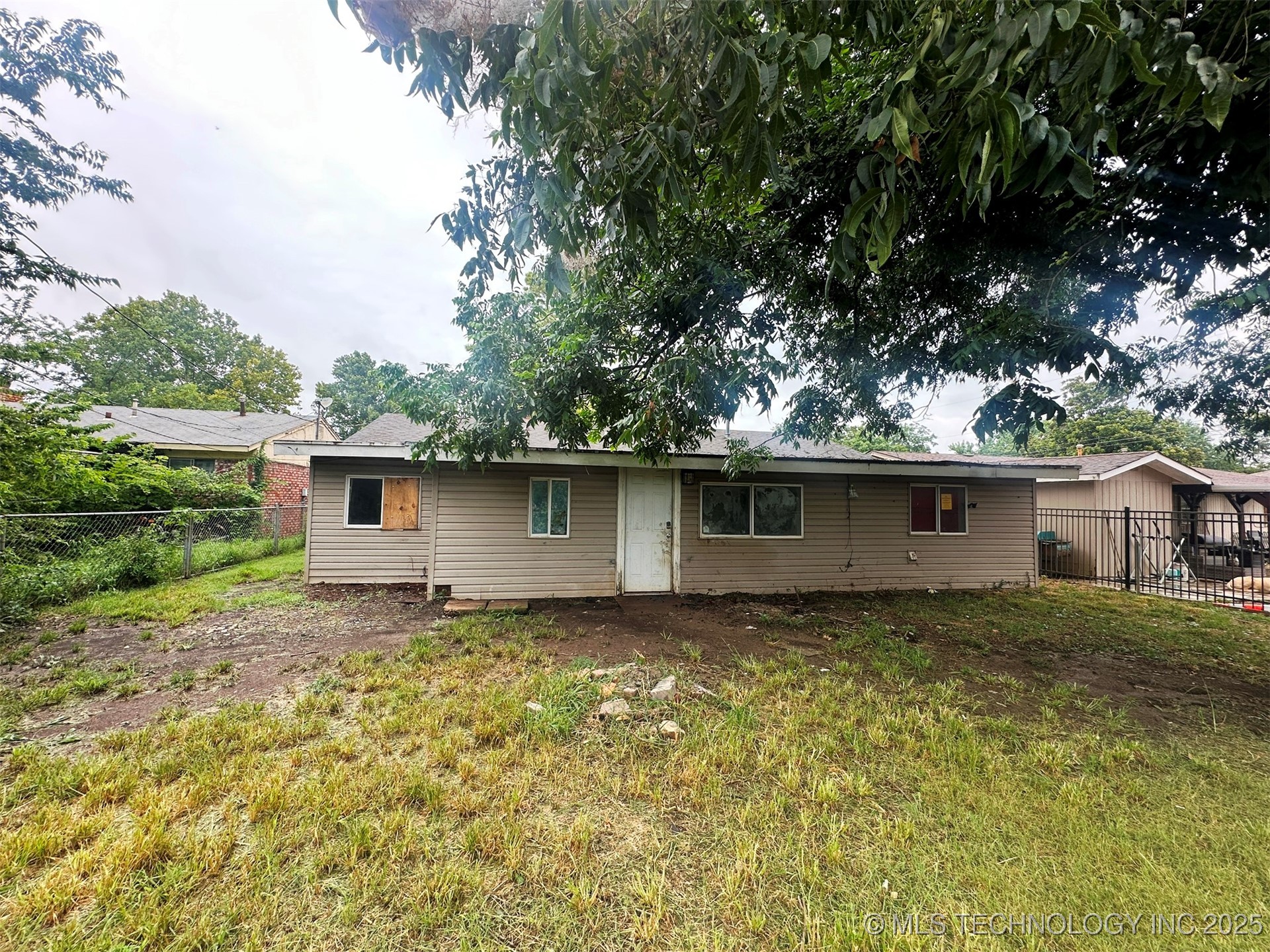 20526 E 4th Street Property Photo 5