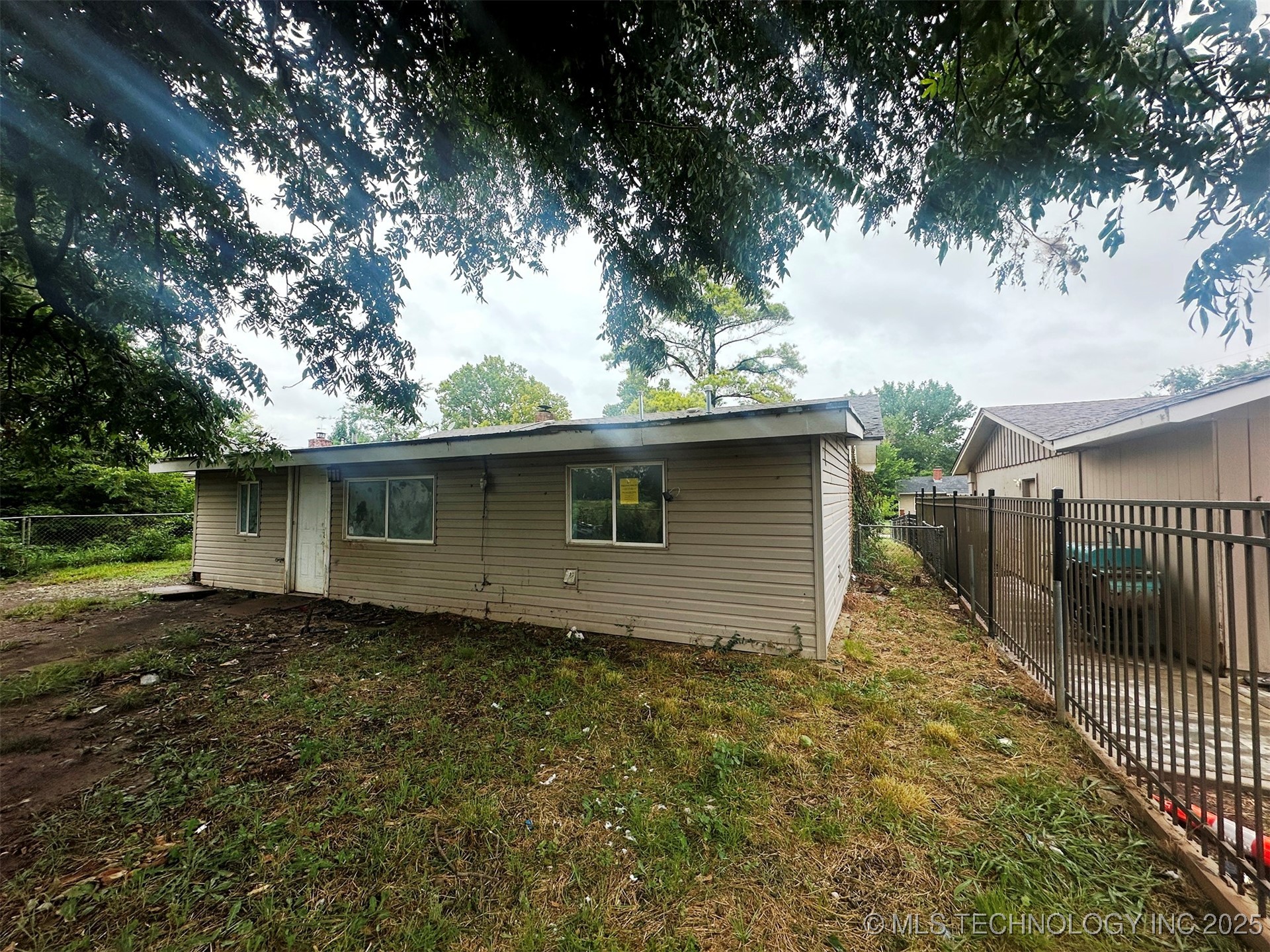 20526 E 4th Street Property Photo 6