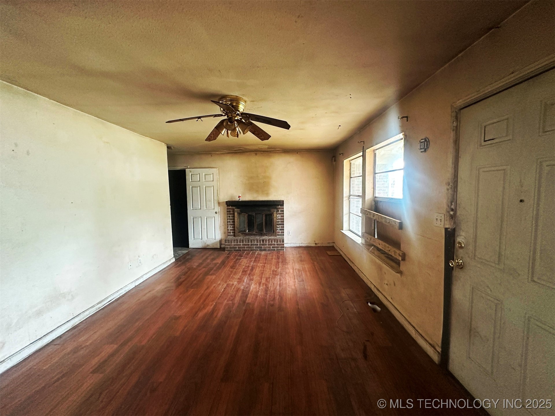 20526 E 4th Street Property Photo 7