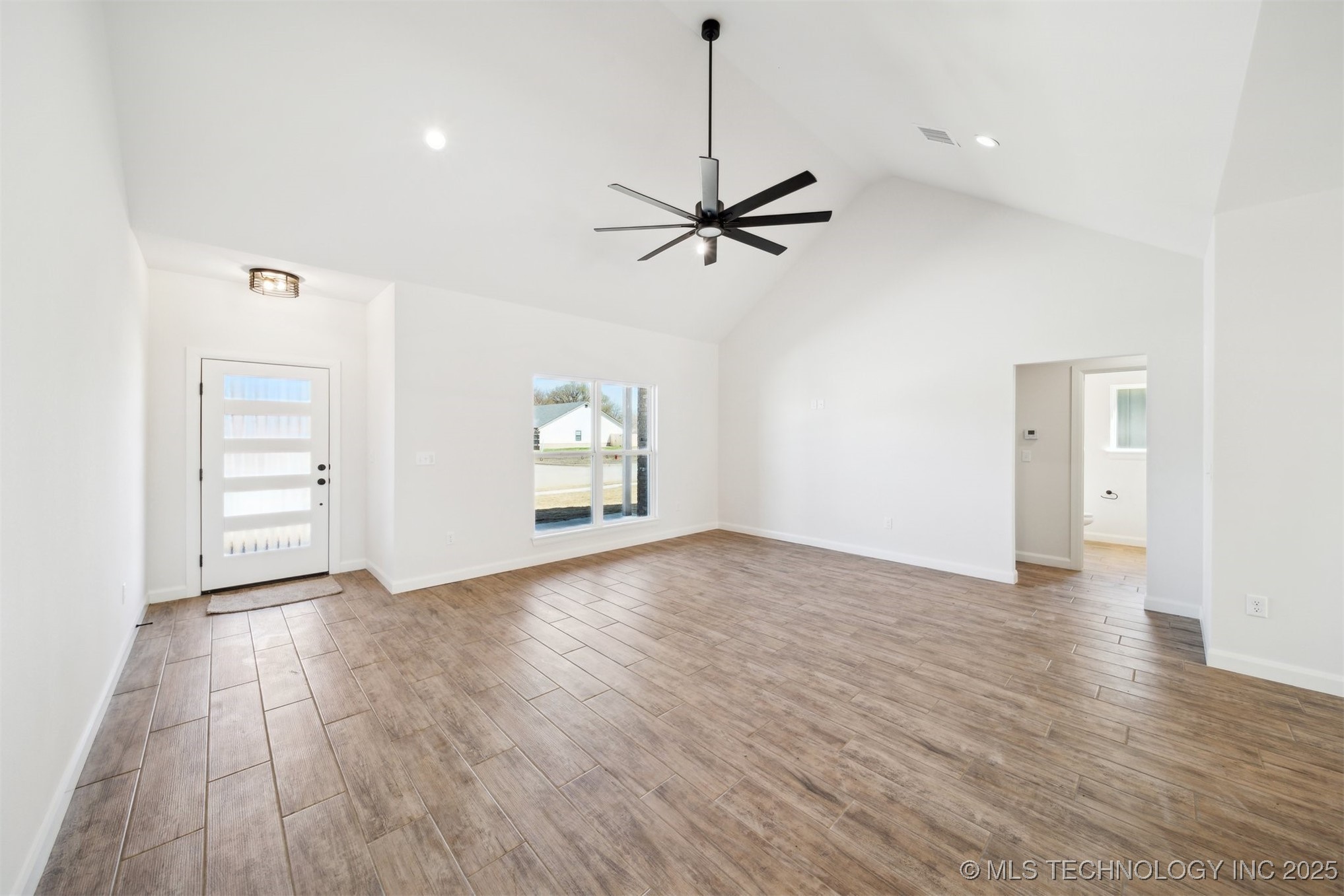 404 W 7th Street Property Photo 4