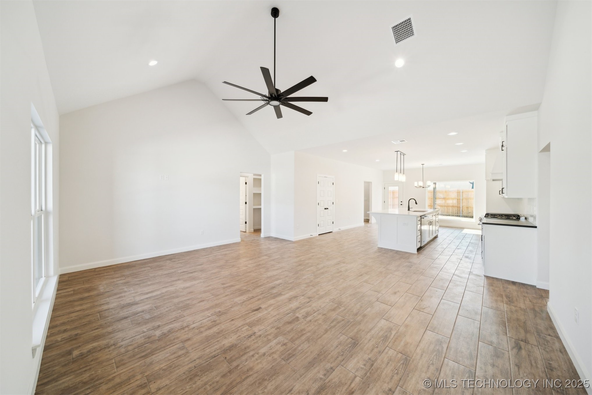 404 W 7th Street Property Photo 6