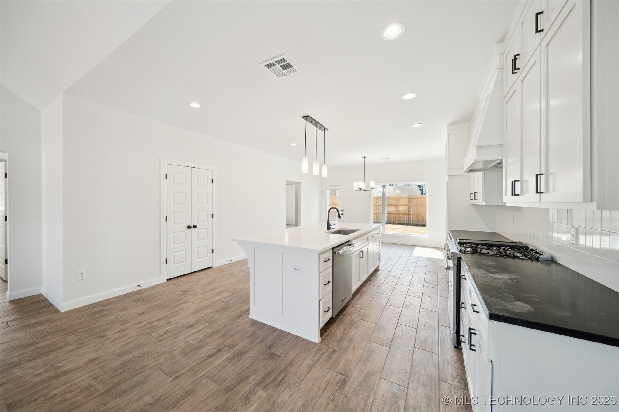 404 W 7th Street Property Photo 7