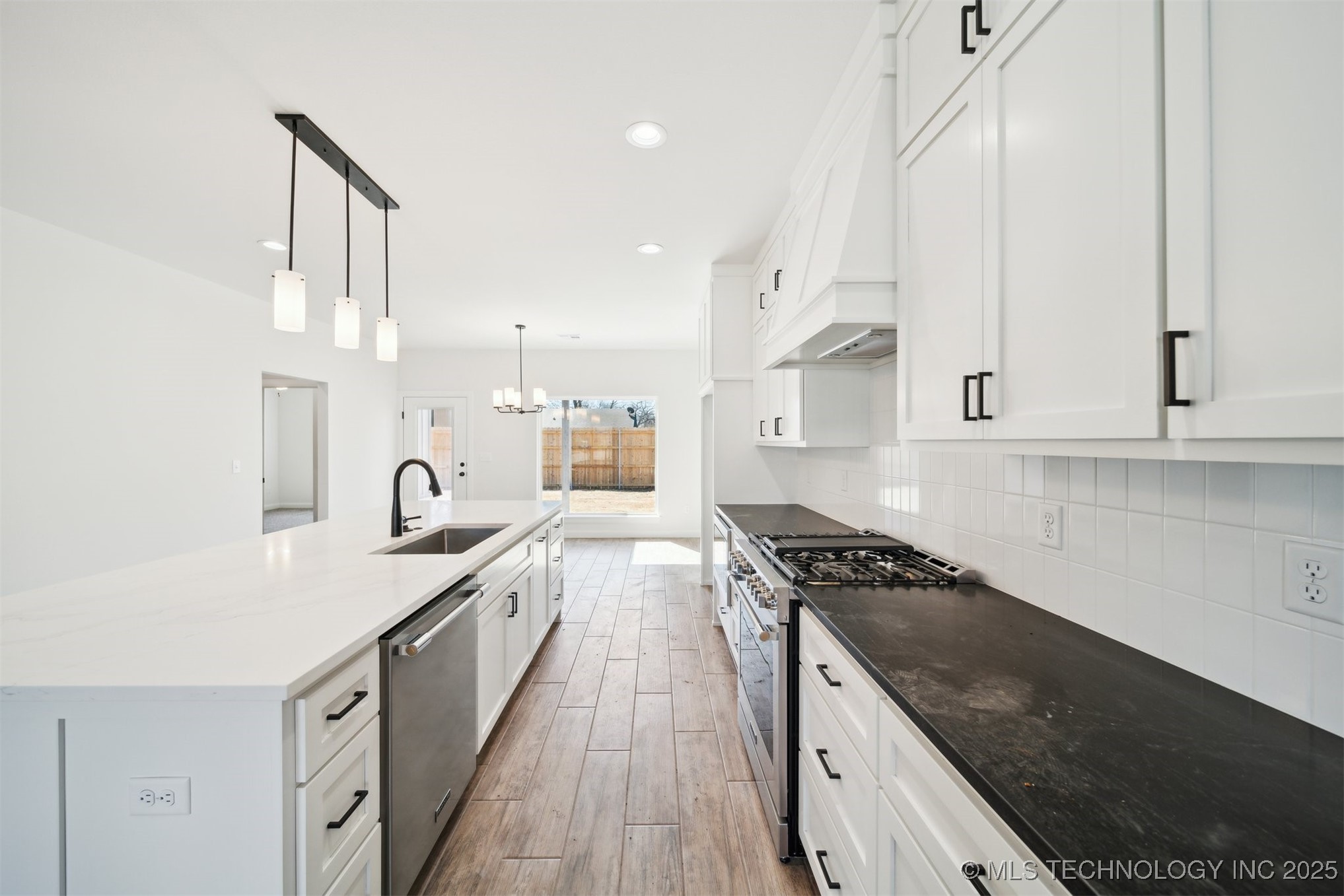 404 W 7th Street Property Photo 8