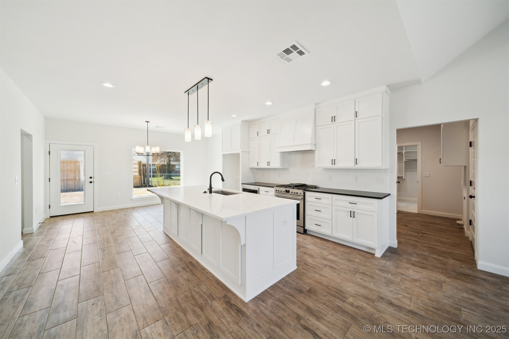 404 W 7th Street Property Photo 12