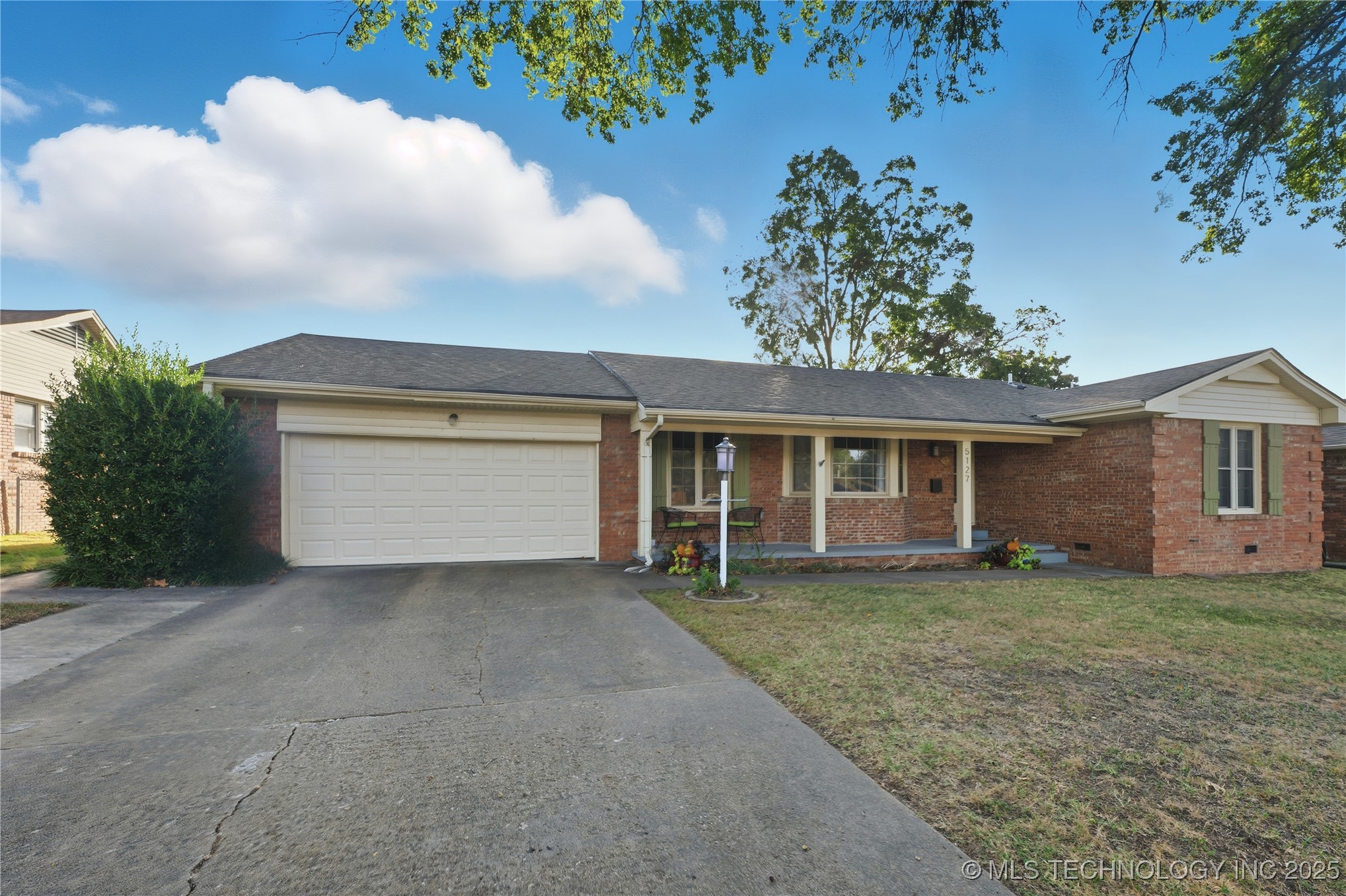 5127 S Columbia Avenue Property Photo 1