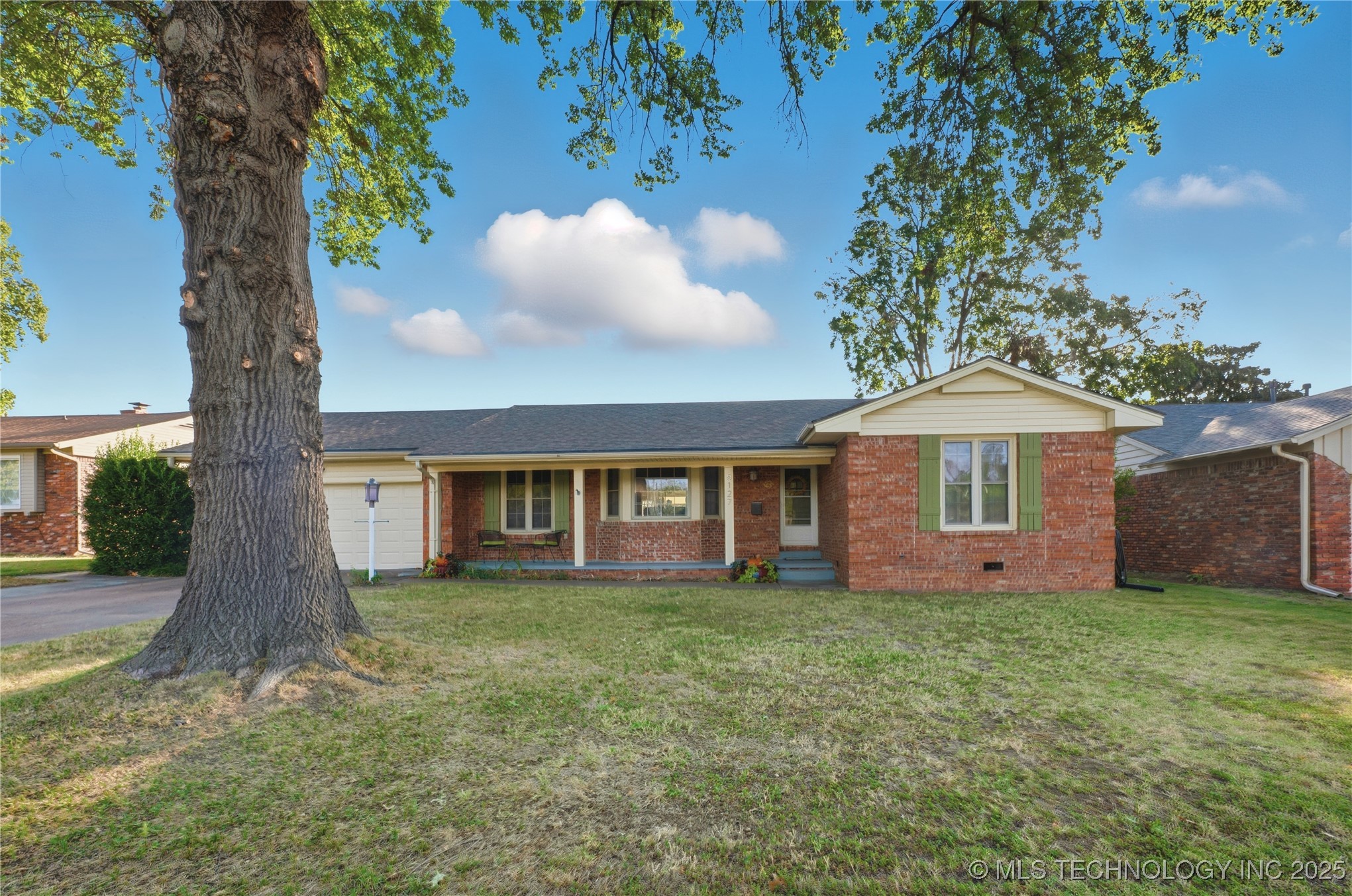 5127 S Columbia Avenue Property Photo 3