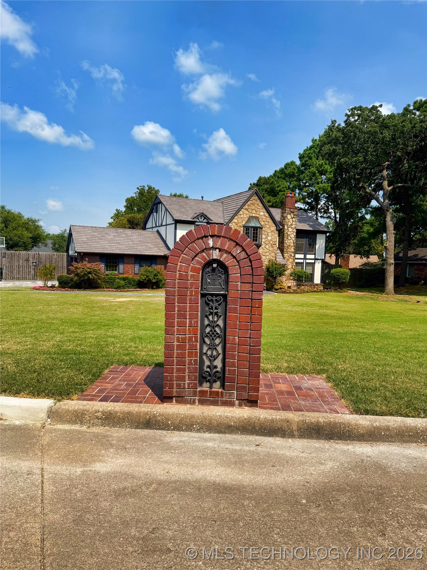 1103 Oakwood Circle Property Photo 2
