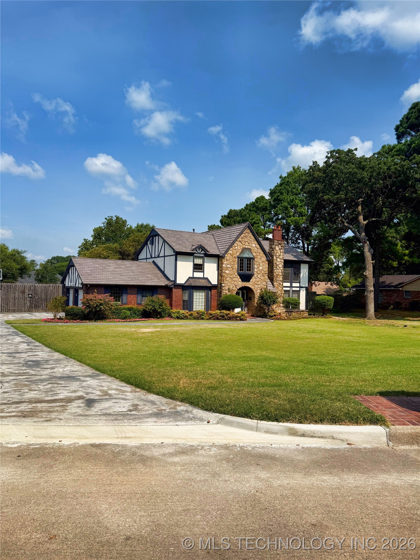 1103 Oakwood Circle Property Photo 3