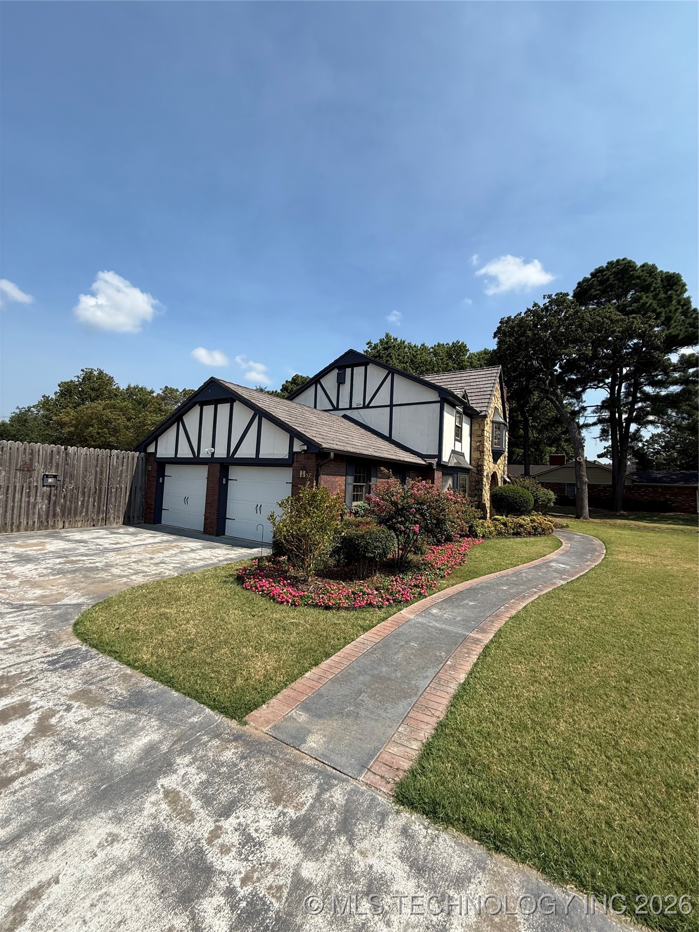 1103 Oakwood Circle Property Photo 4