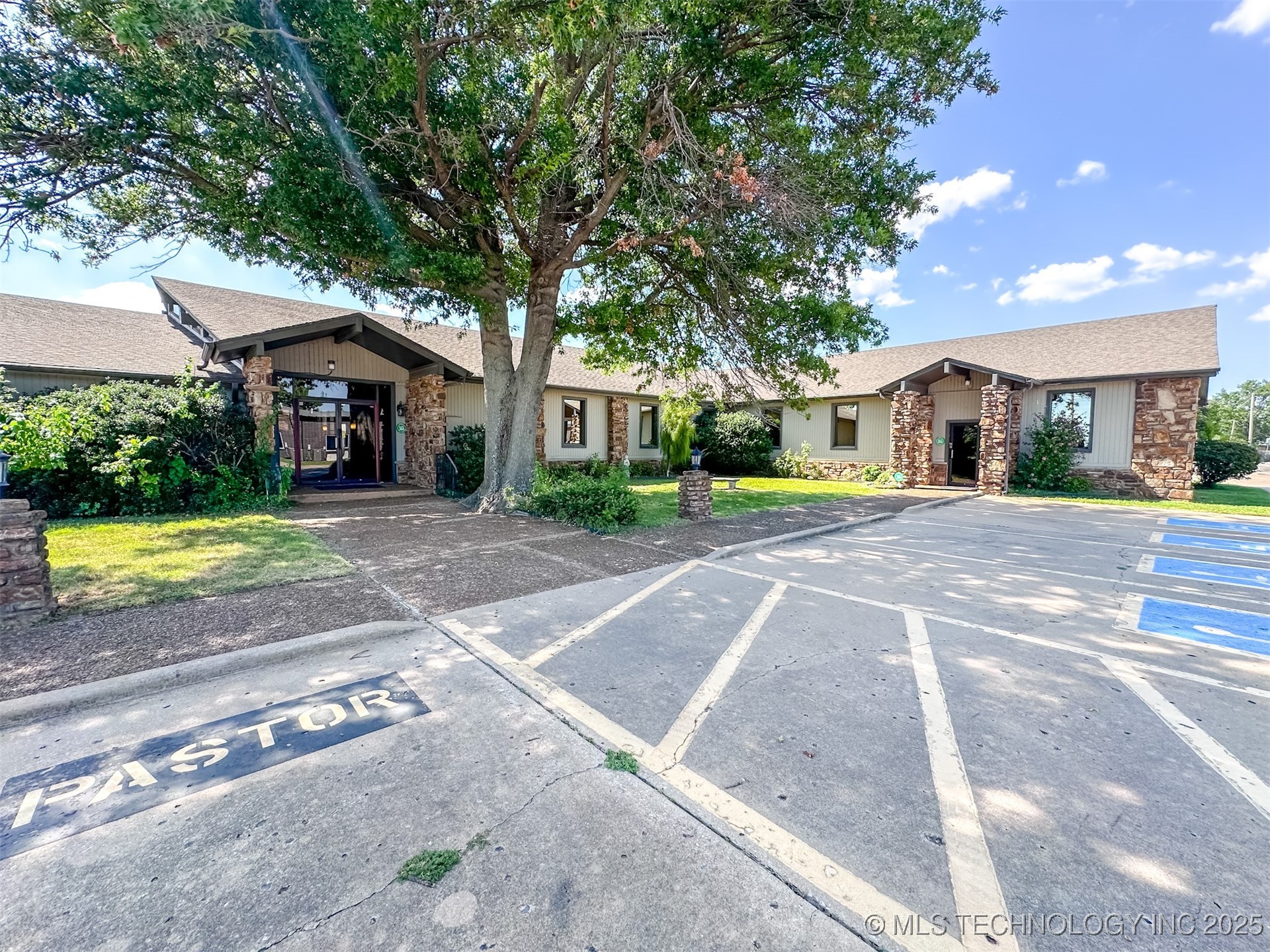 2833 W Main Street Property Photo 2