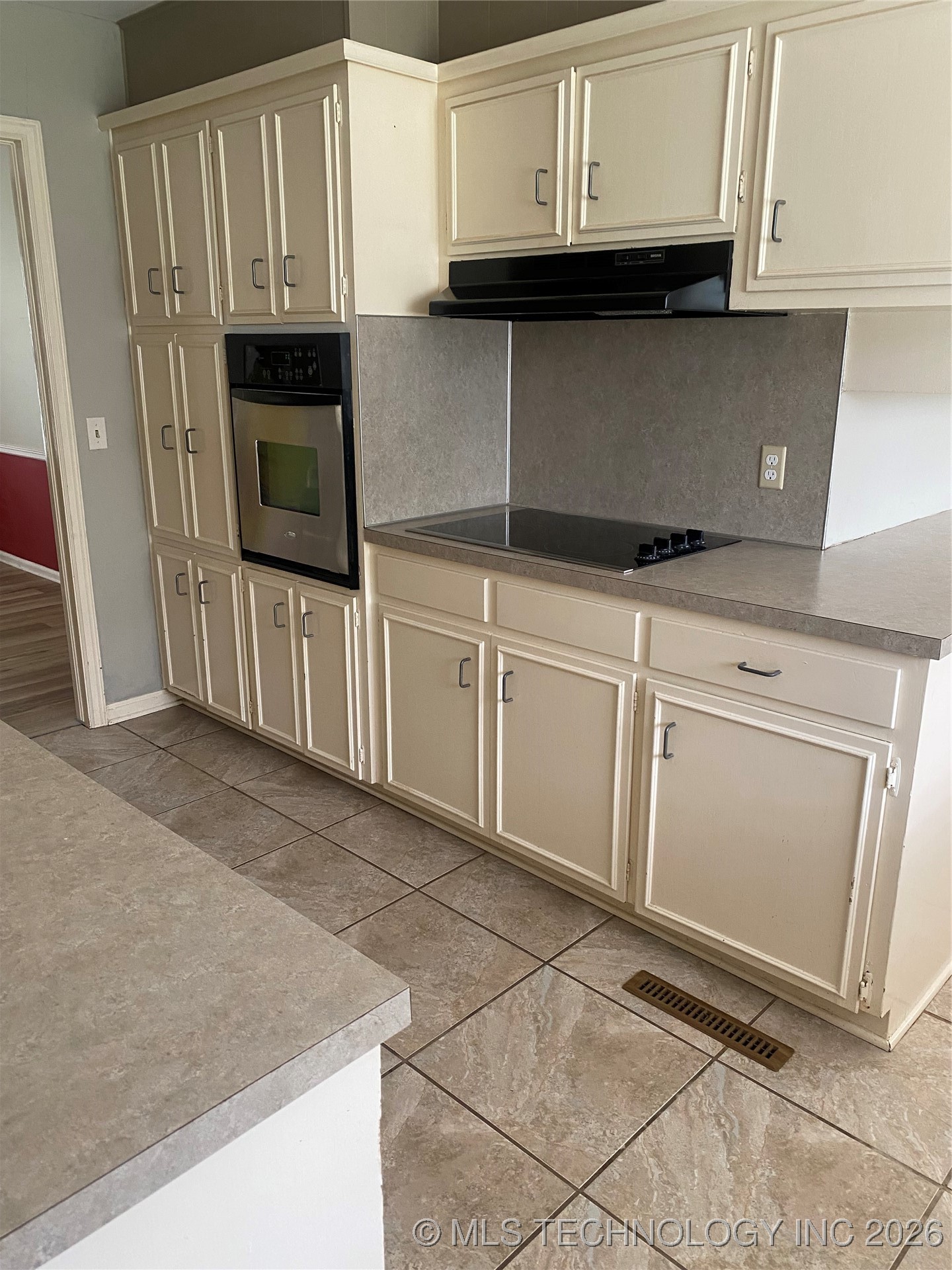 6811 E 58th Street S Property Photo 4