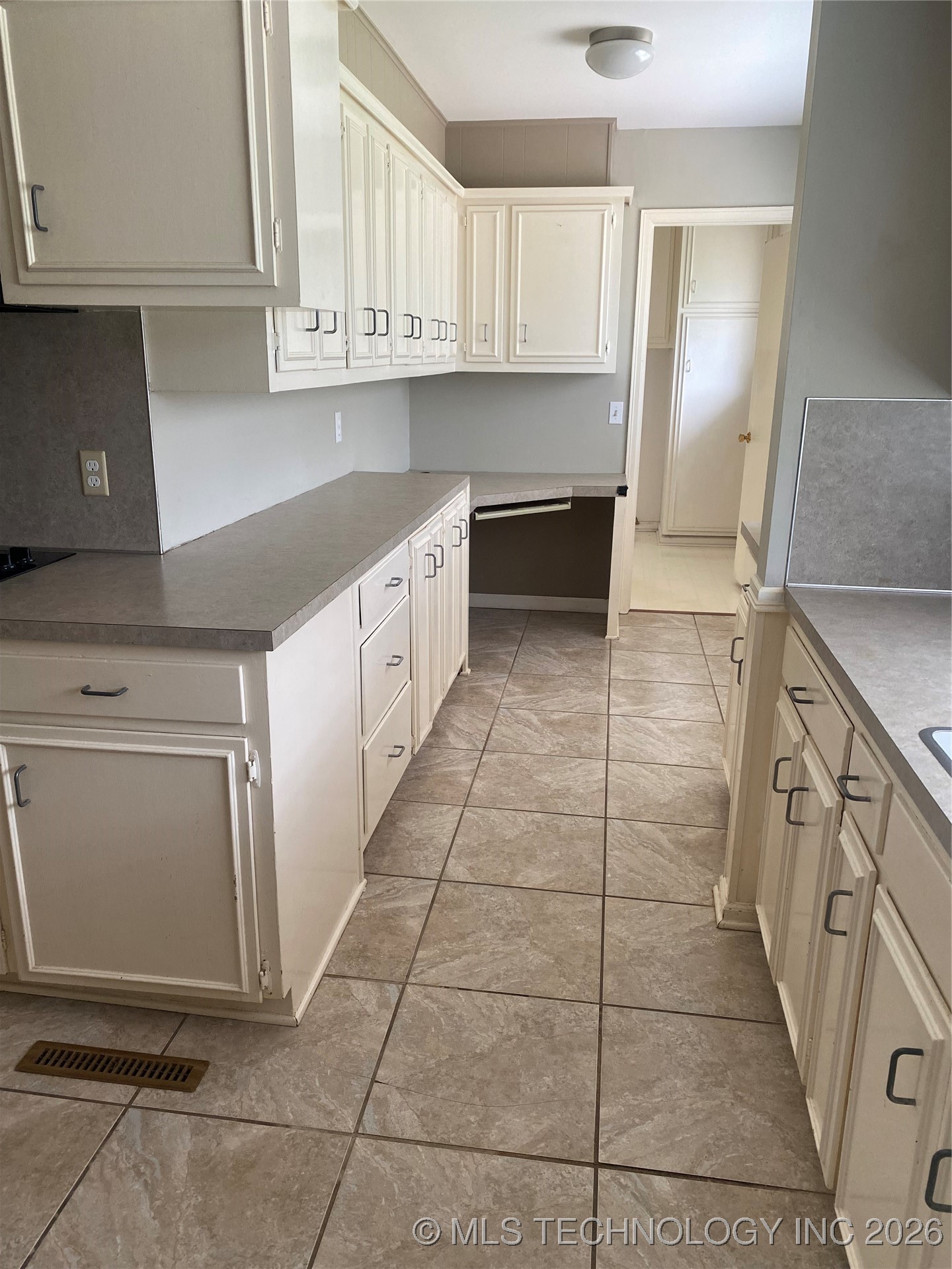 6811 E 58th Street S Property Photo 5