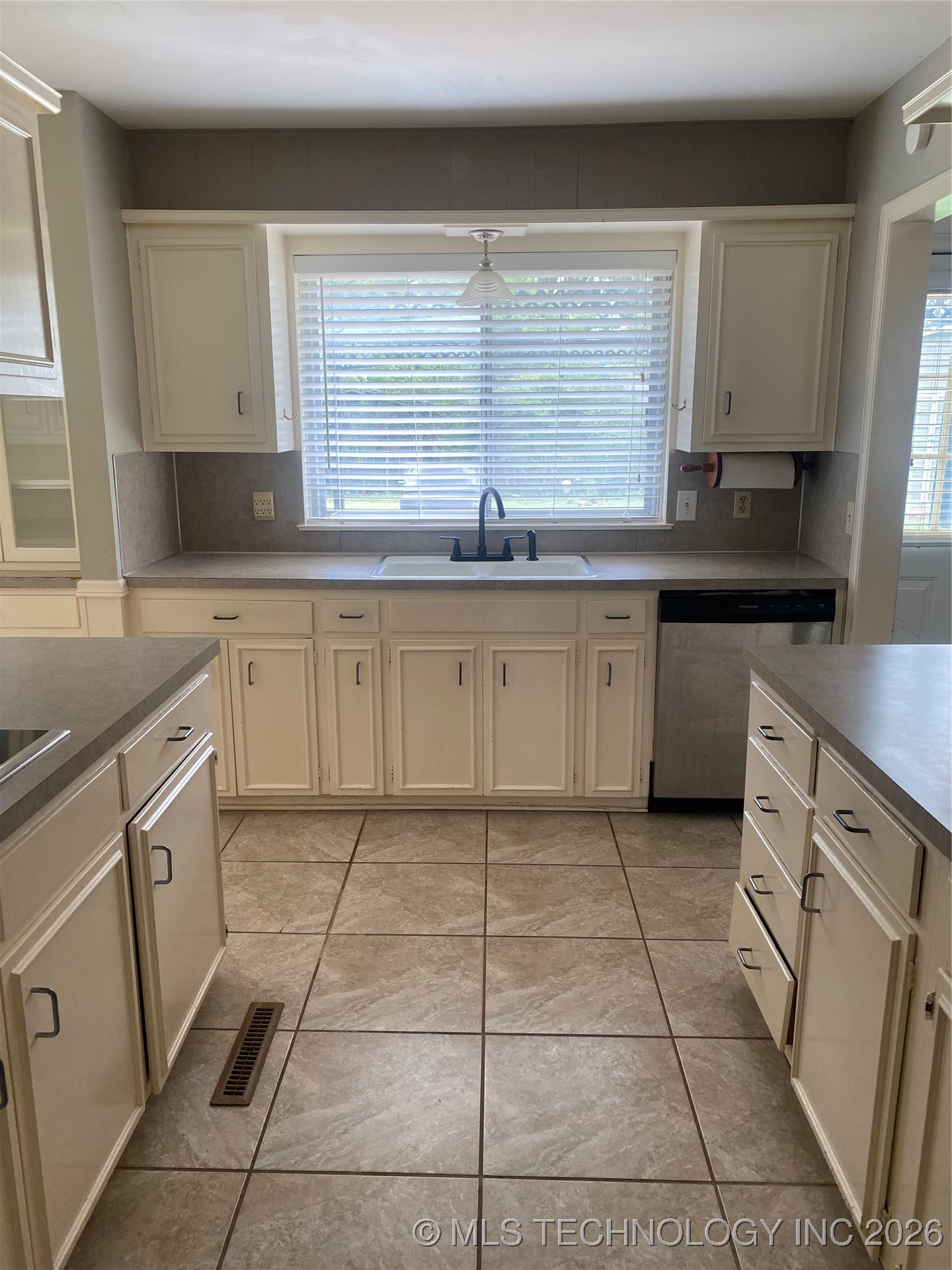 6811 E 58th Street S Property Photo 6