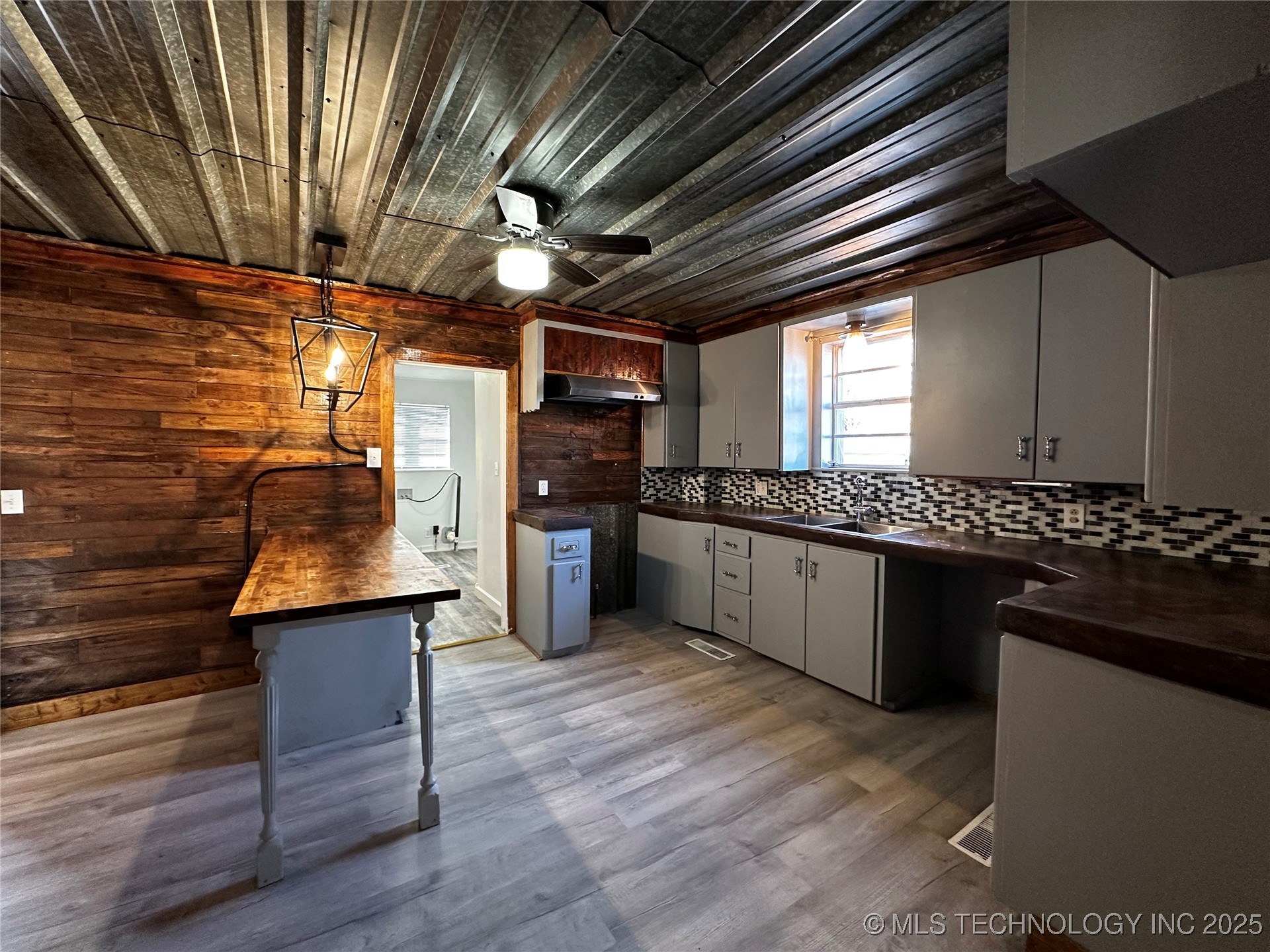 420 S Main Property Photo 12