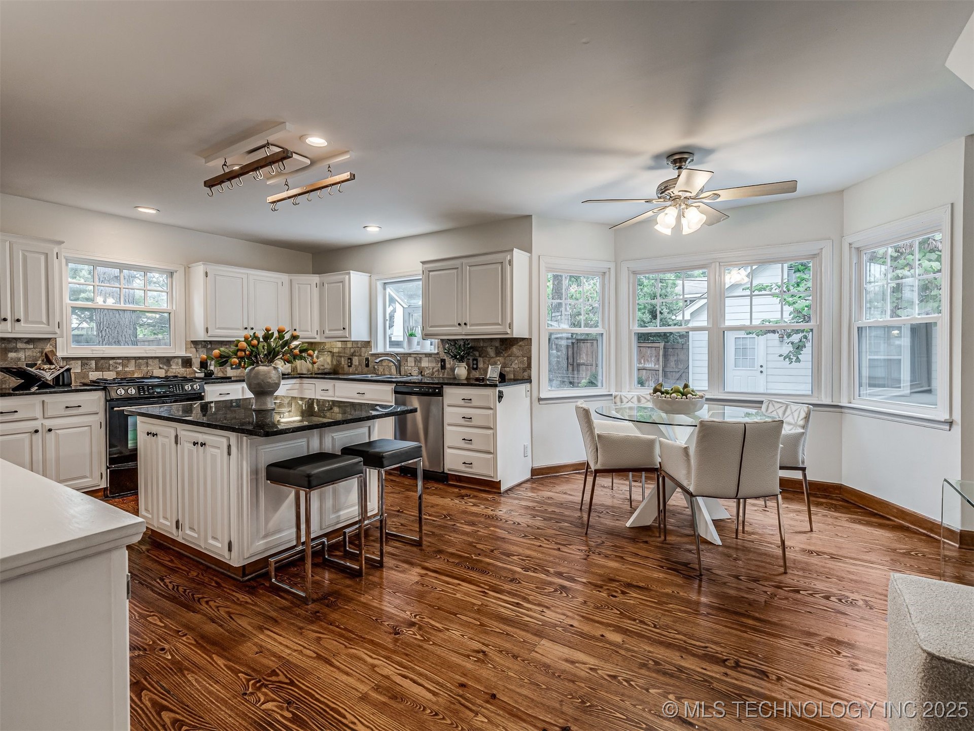 2102 E 17th Street Property Photo 2