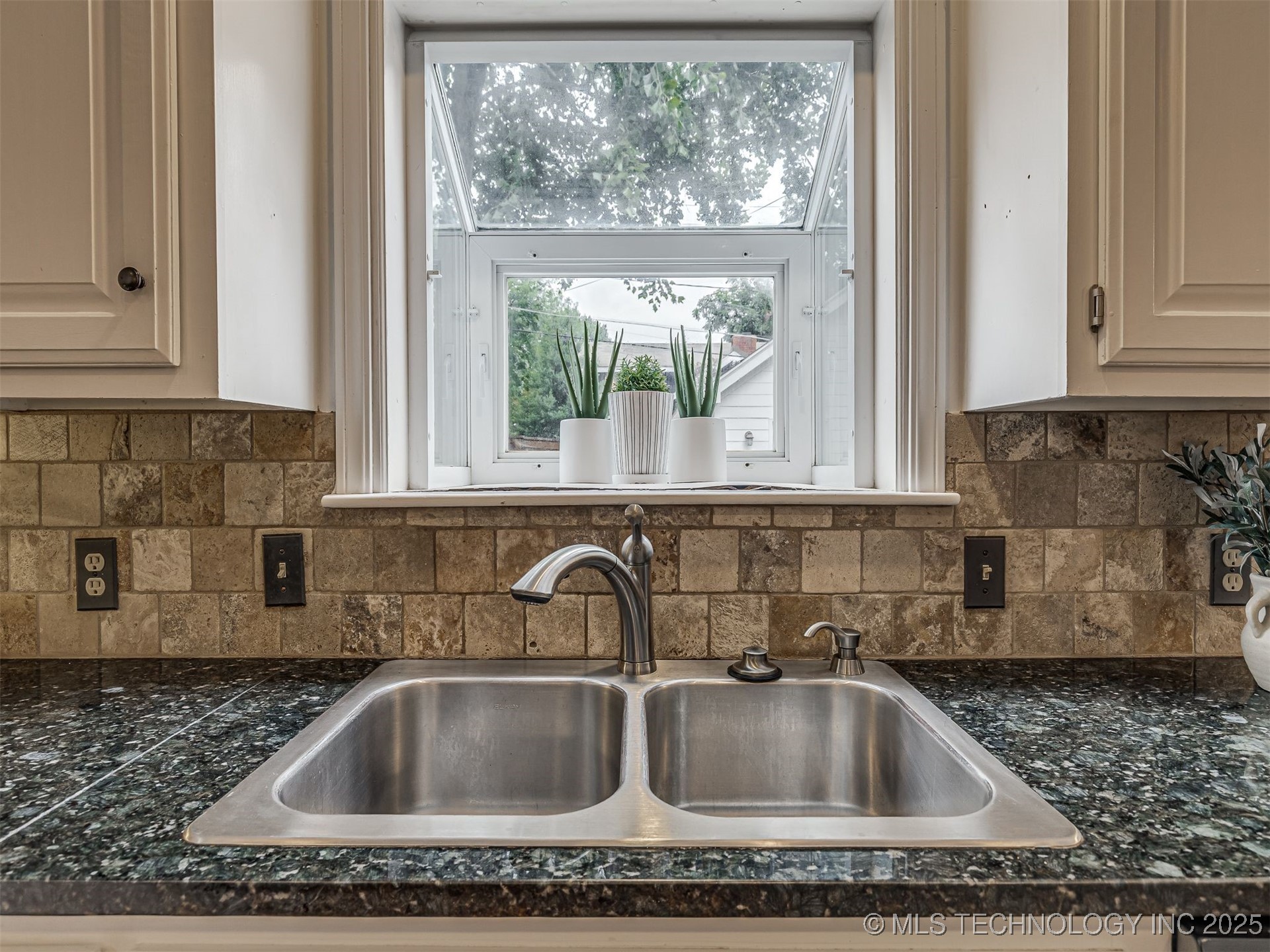 2102 E 17th Street Property Photo 20